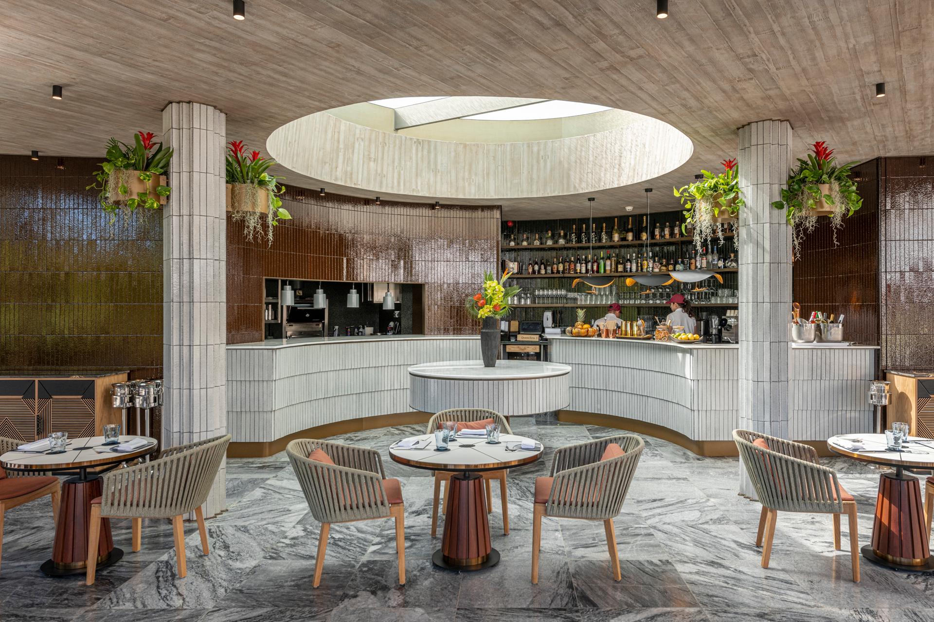 Ritz Pool Bar - image 7