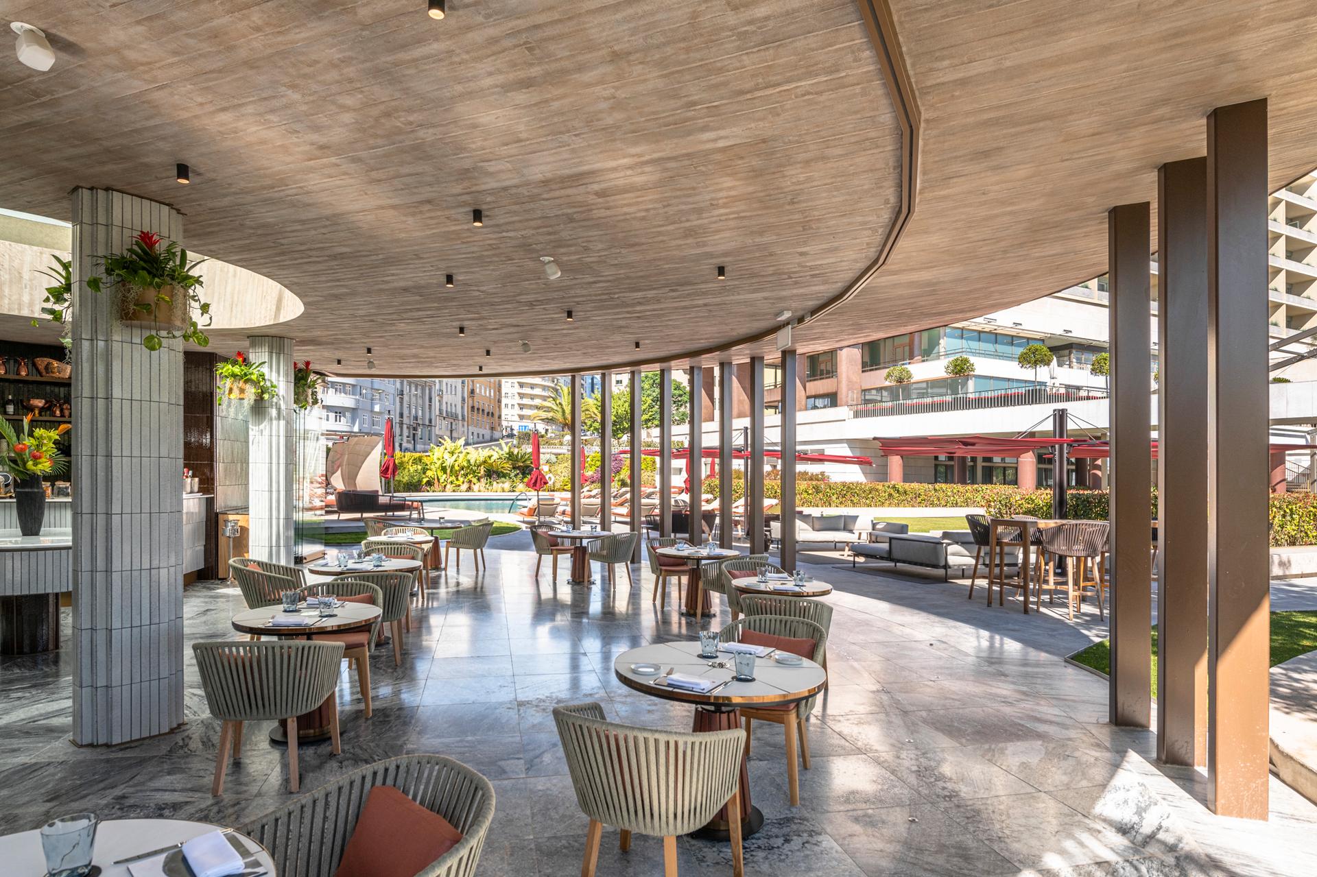Ritz Pool Bar - image 8