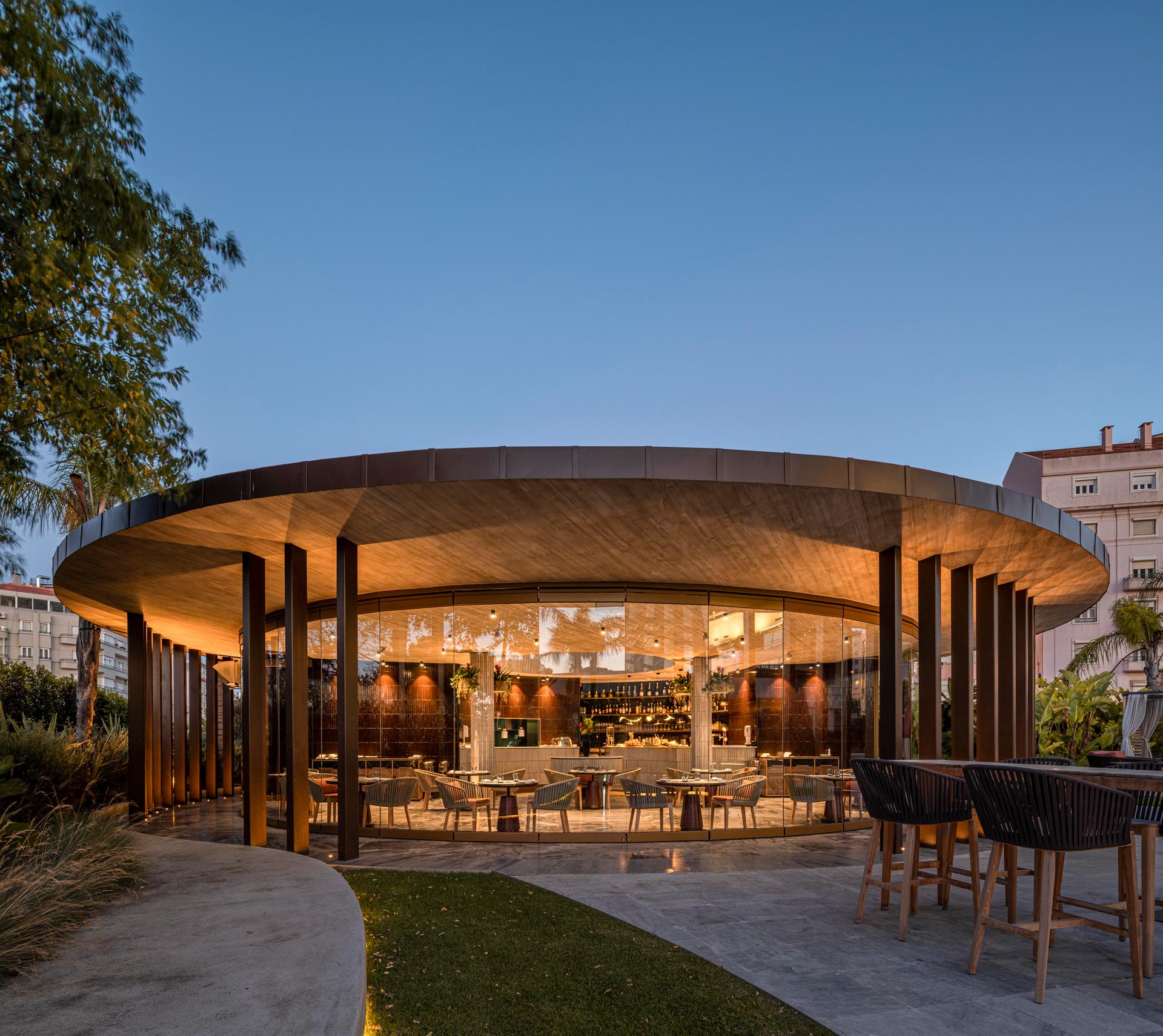 Ritz Pool Bar - image 12