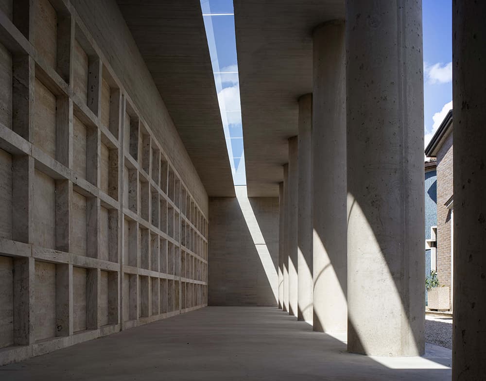 Extension and new “Chapel of the sacred landscape” in the Valfabbrica cemetery
