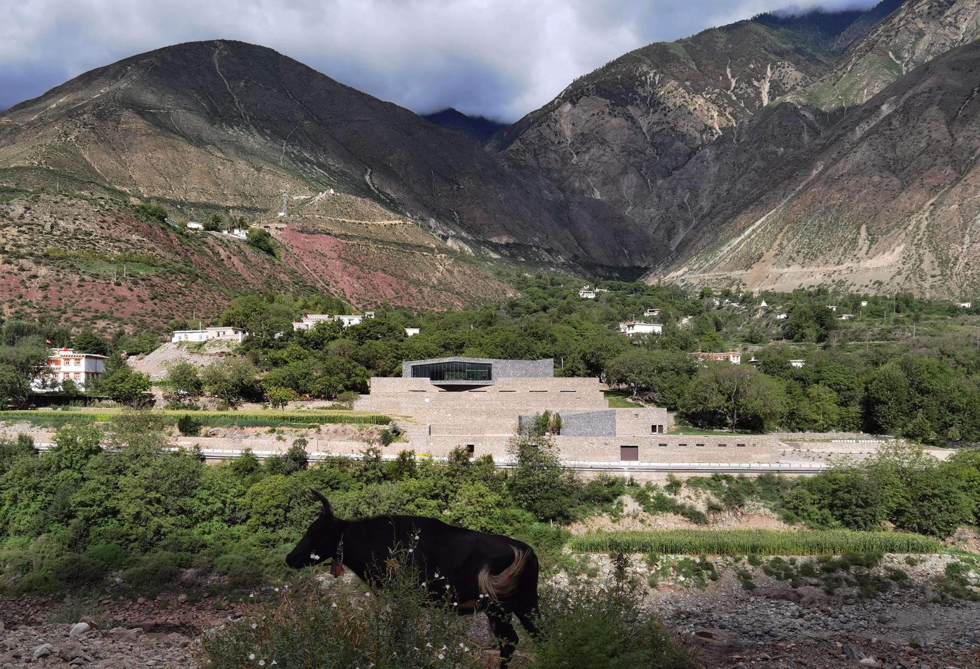 HIDE, A Link between Mountain and River Embedded in Nature --- Quzika 1865 Winery complex - image 3