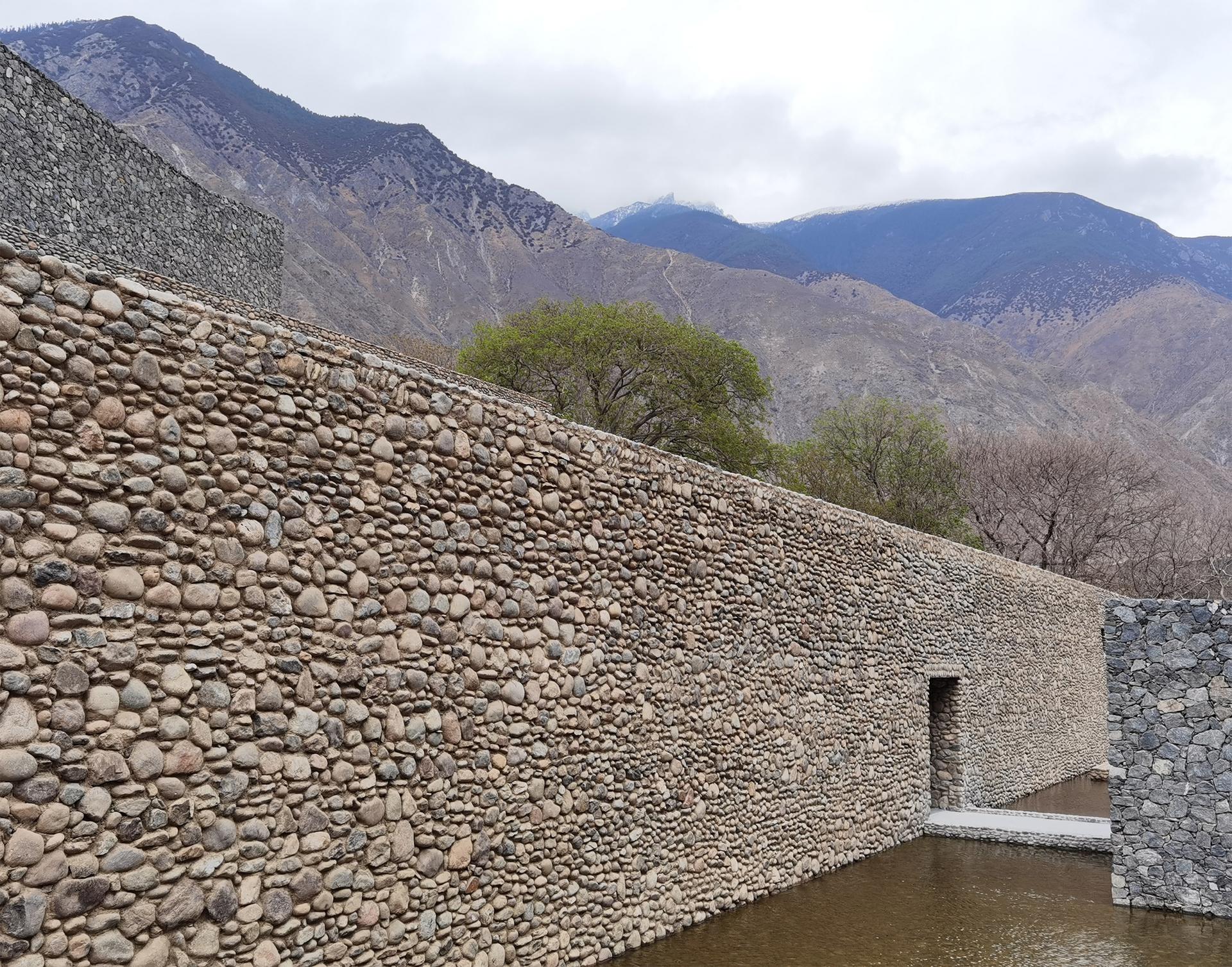 HIDE, A Link between Mountain and River Embedded in Nature --- Quzika 1865 Winery complex - image 2