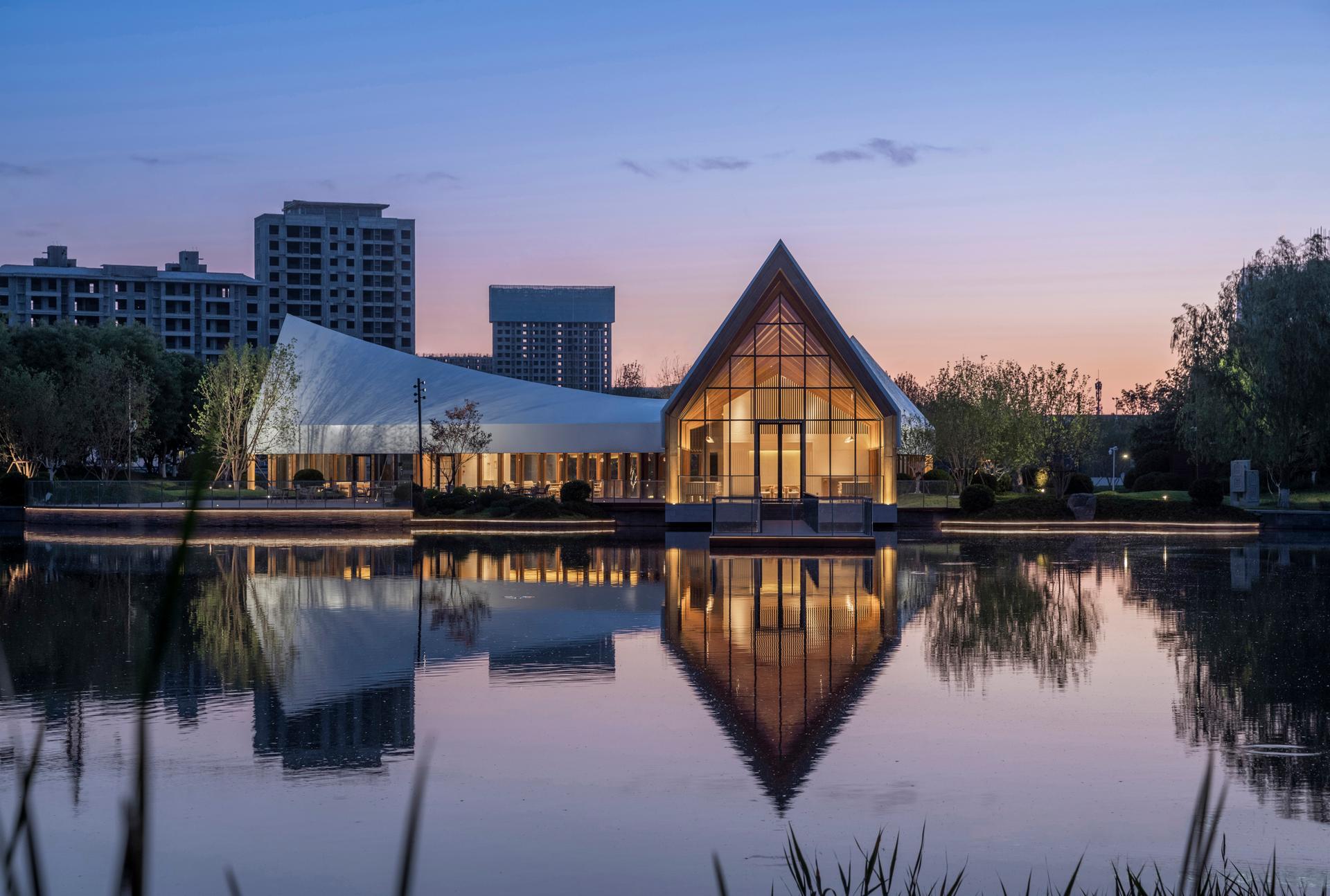 LONGHE CENTRAL PARK LAKESIDE RESTAURANT - image 2