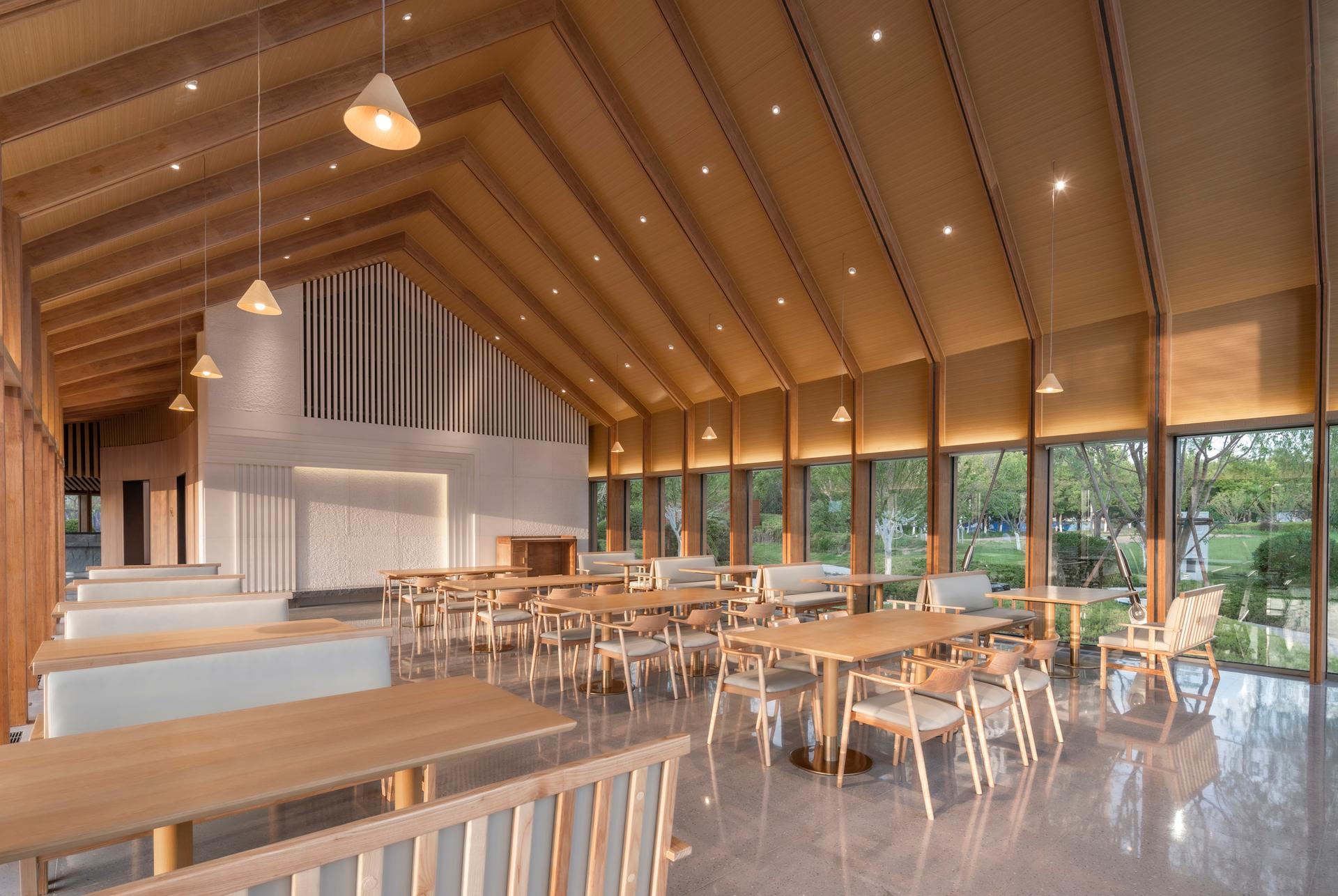 LONGHE CENTRAL PARK LAKESIDE RESTAURANT - image 8