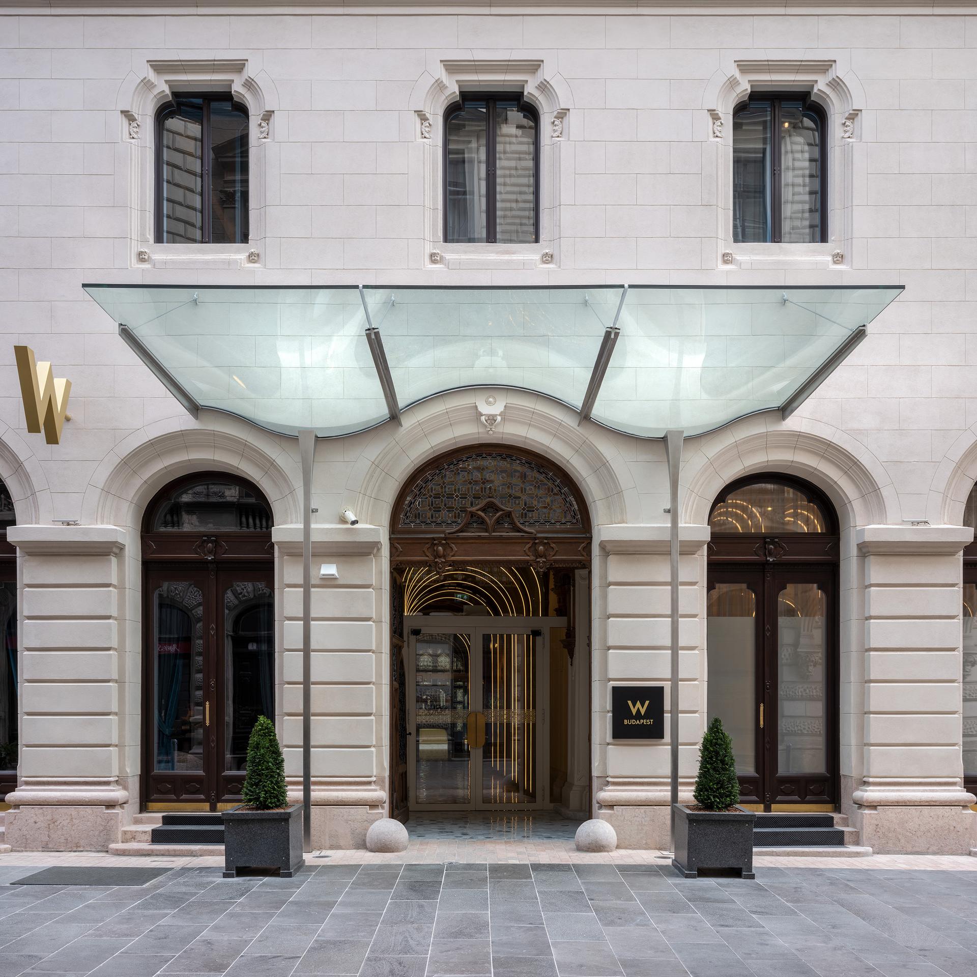 Reconciling periods – A contemporary glass roof in a heritage building - image 9