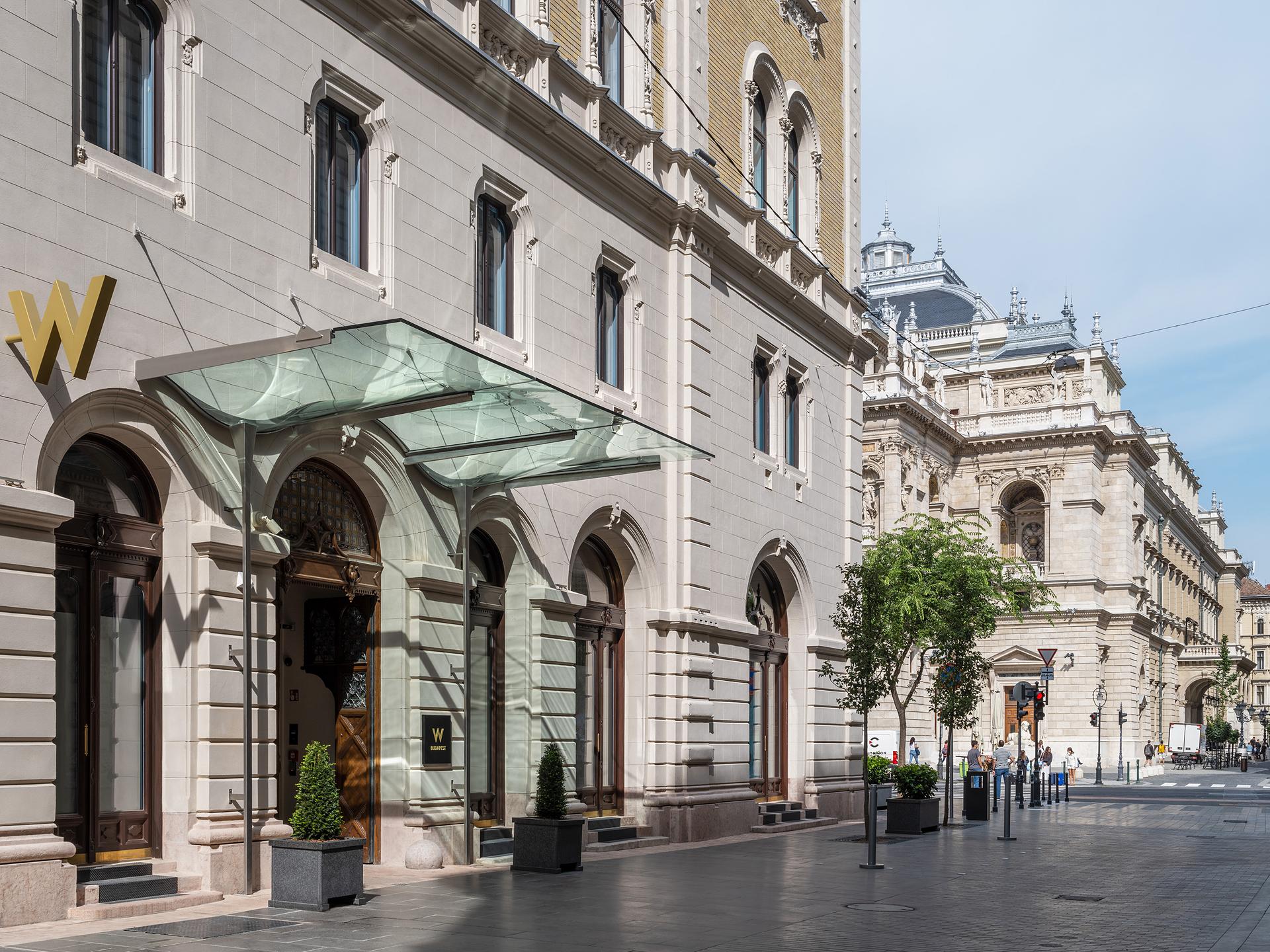 Reconciling periods – A contemporary glass roof in a heritage building - image 10