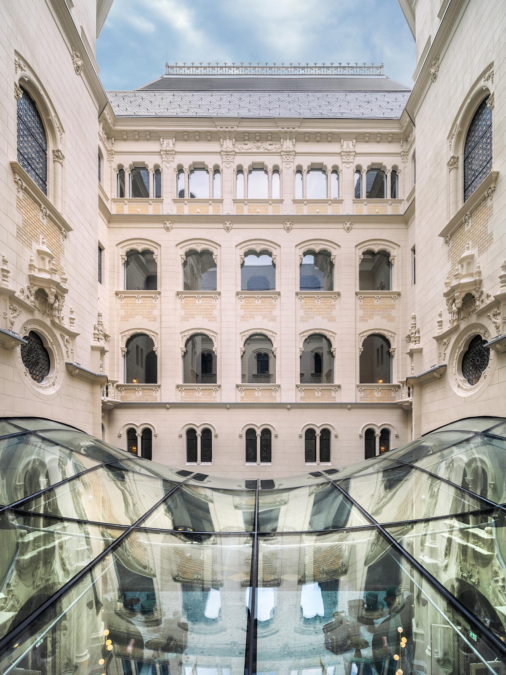Reconciling periods – A contemporary glass roof in a heritage building - image 2