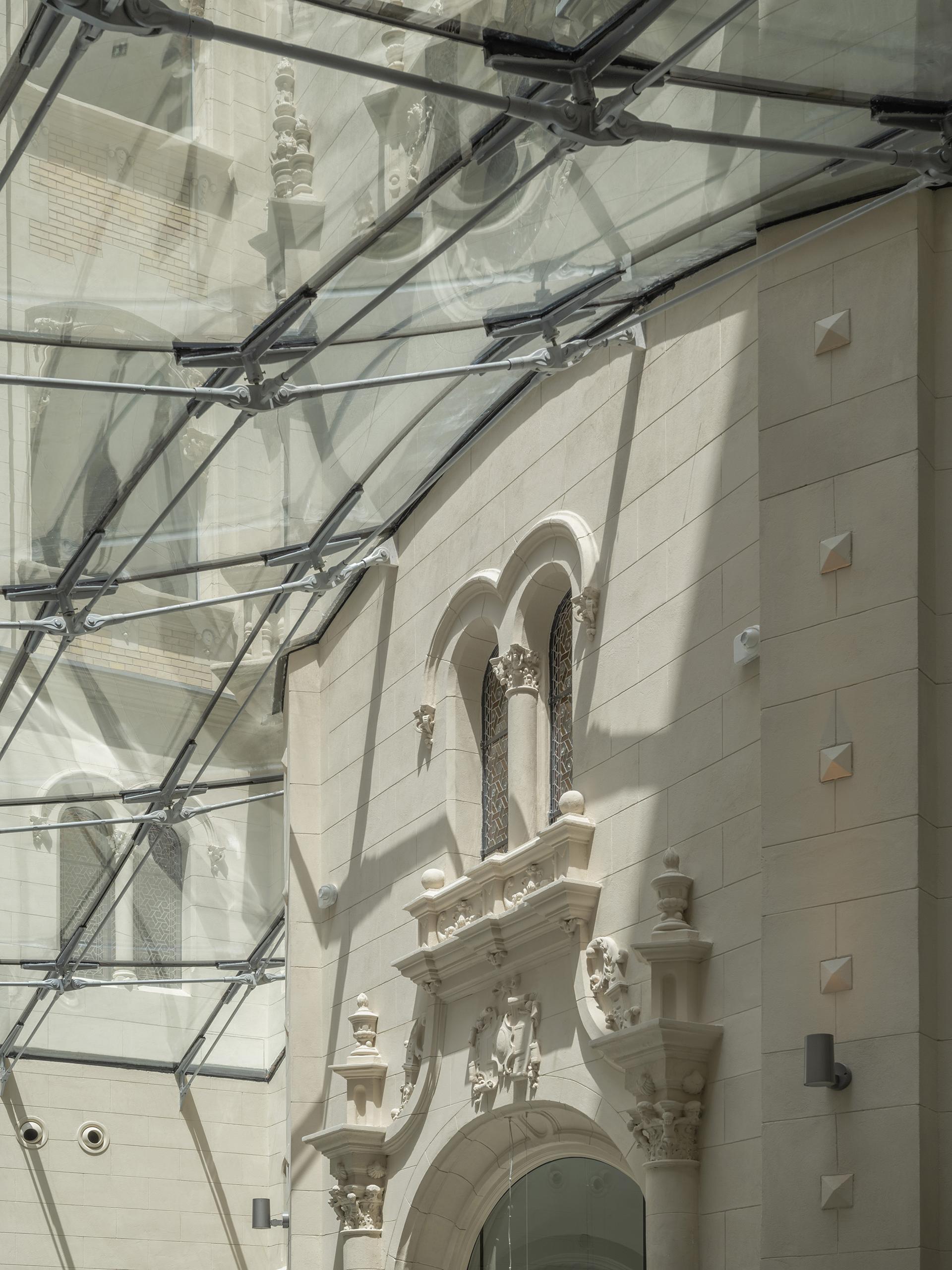 Reconciling periods – A contemporary glass roof in a heritage building - image 5