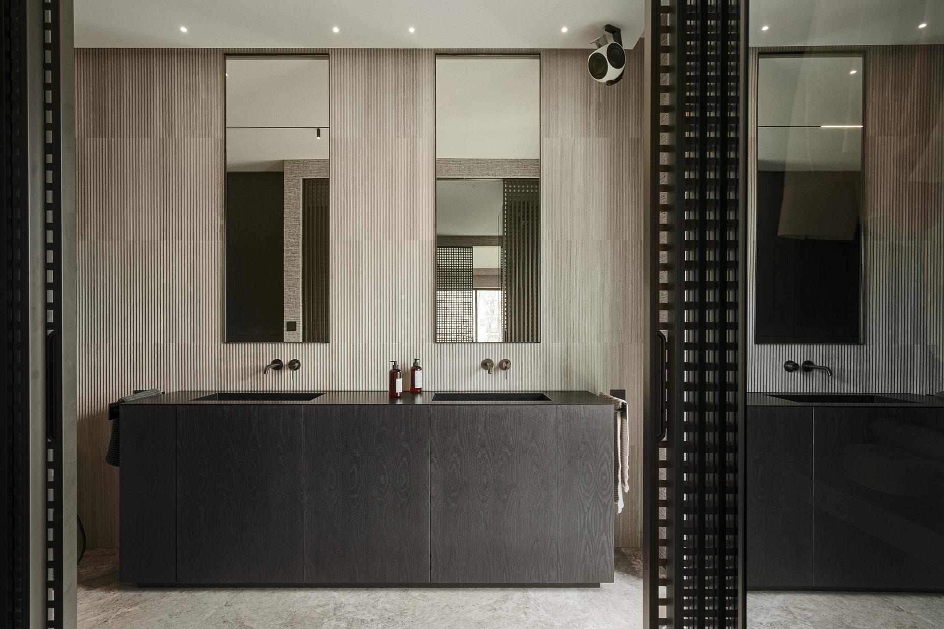 Black Amber - image 10