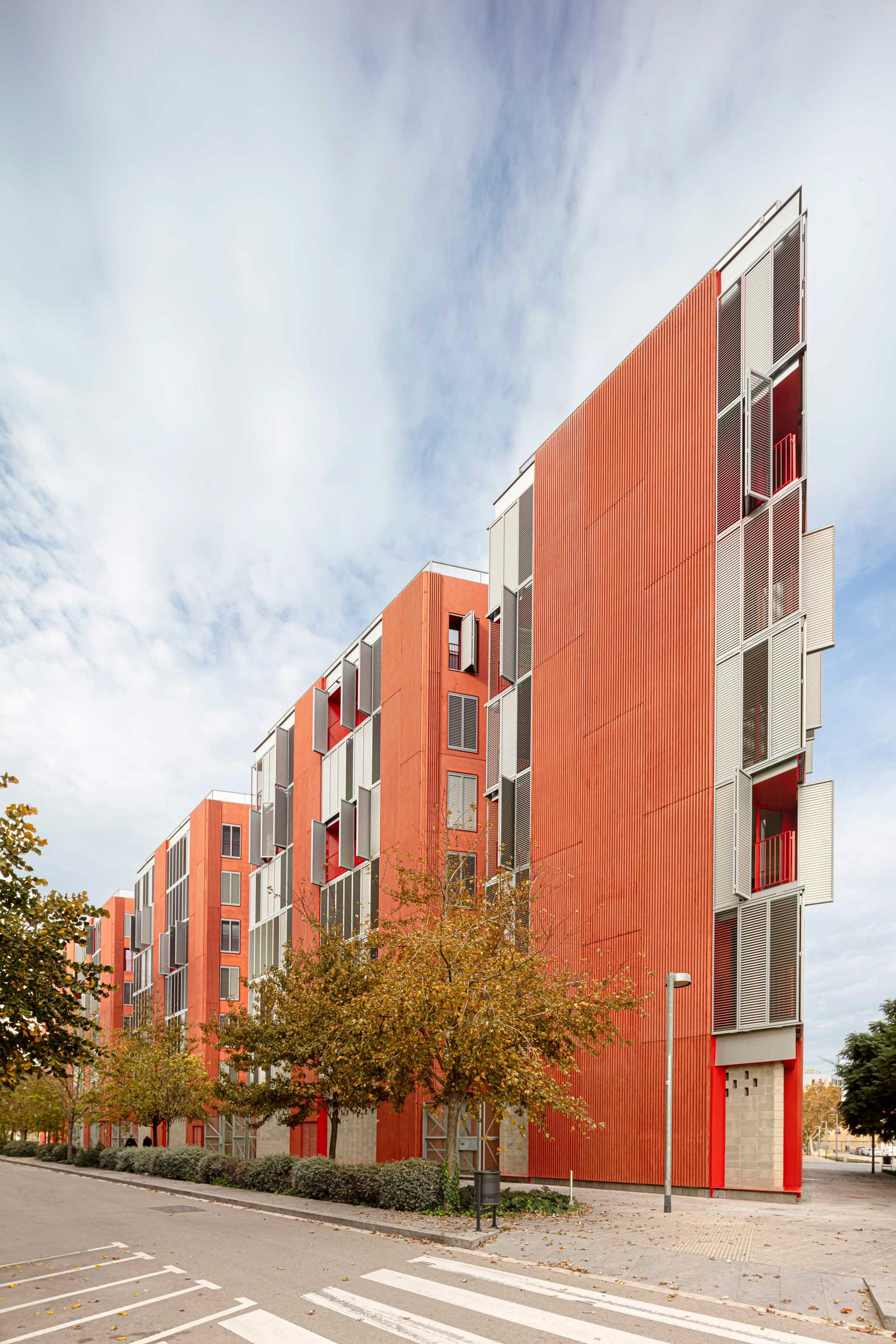72 Social Housing Units at the Marina del Prat Vermell - image 5