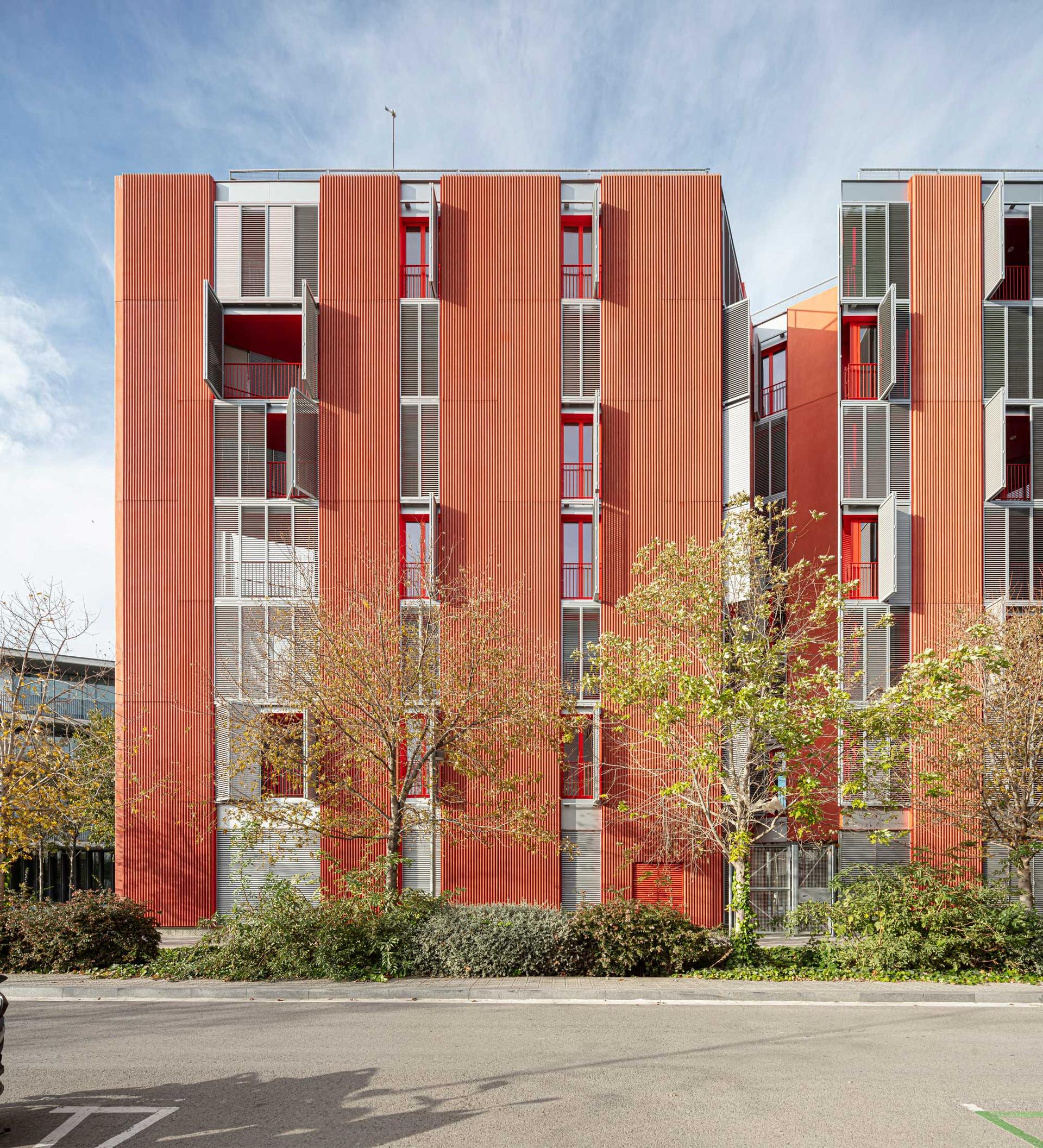 72 Social Housing Units at the Marina del Prat Vermell - image 4