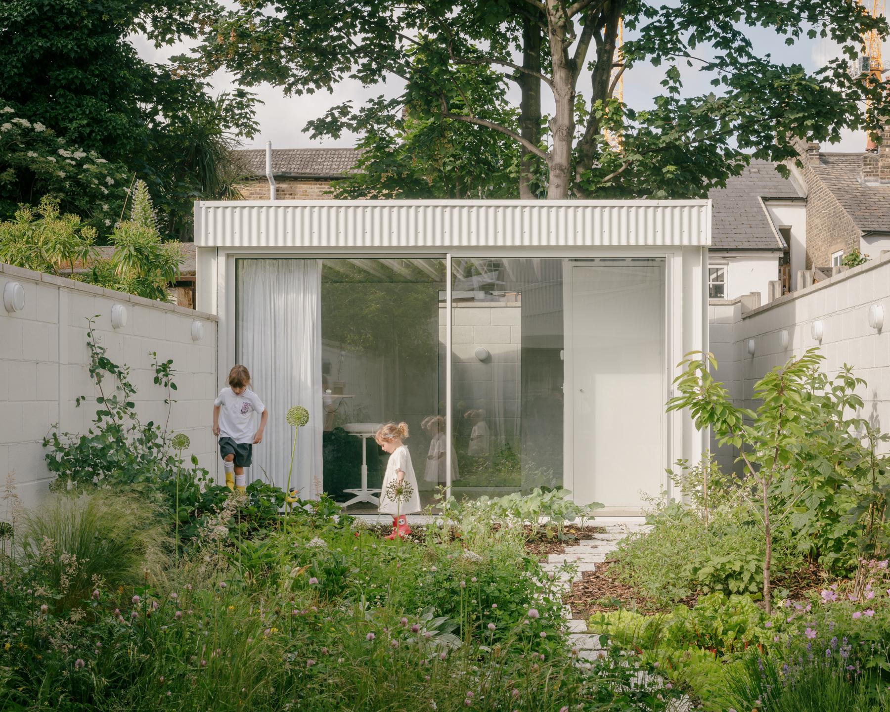 White Patio House - image 11