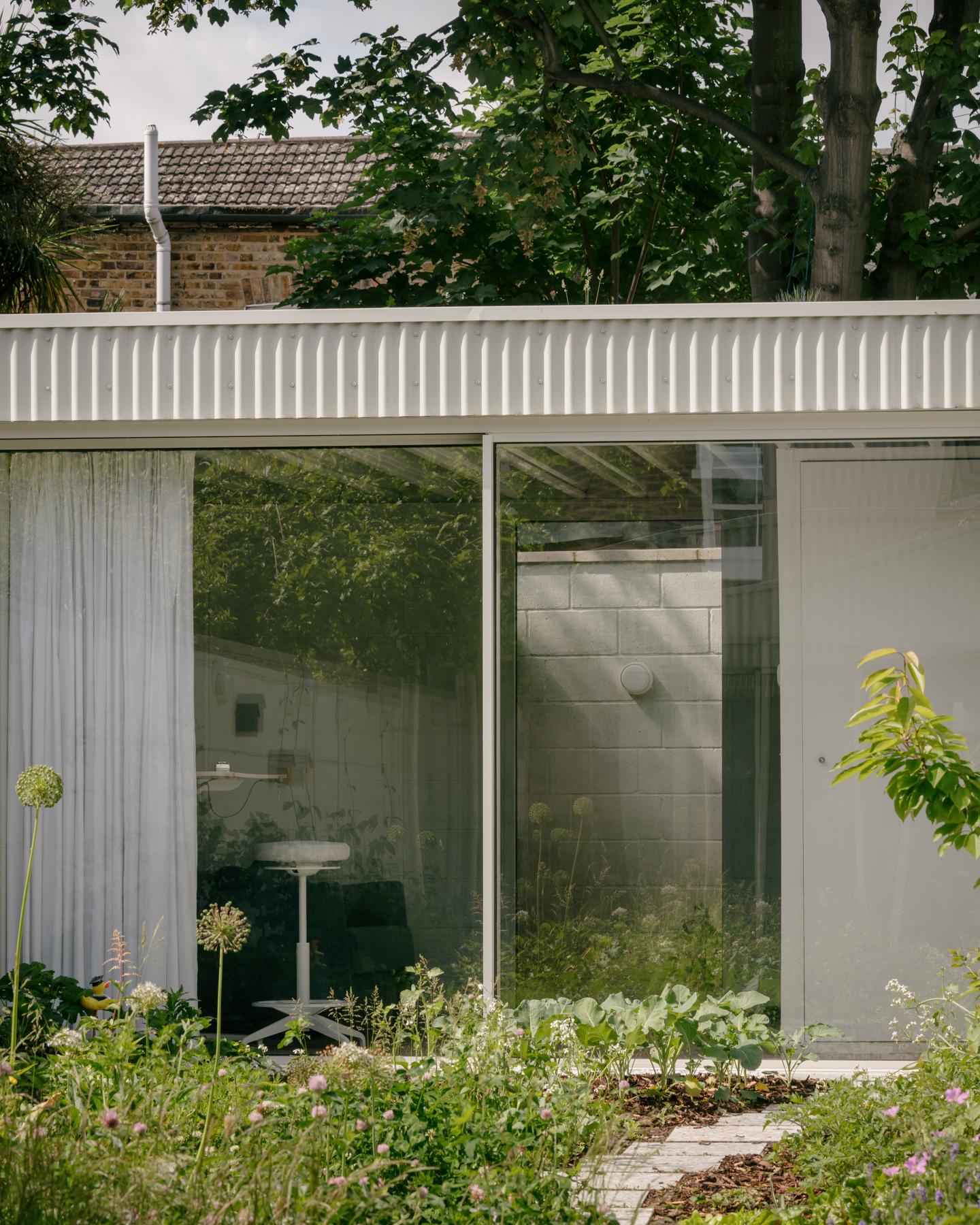 White Patio House - image 17