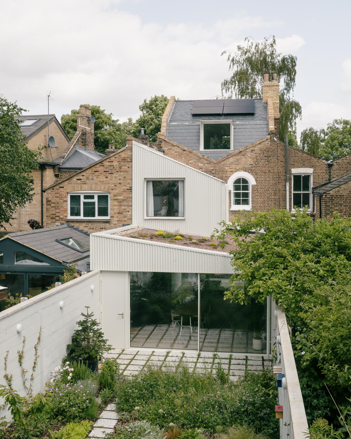 White Patio House - image 30