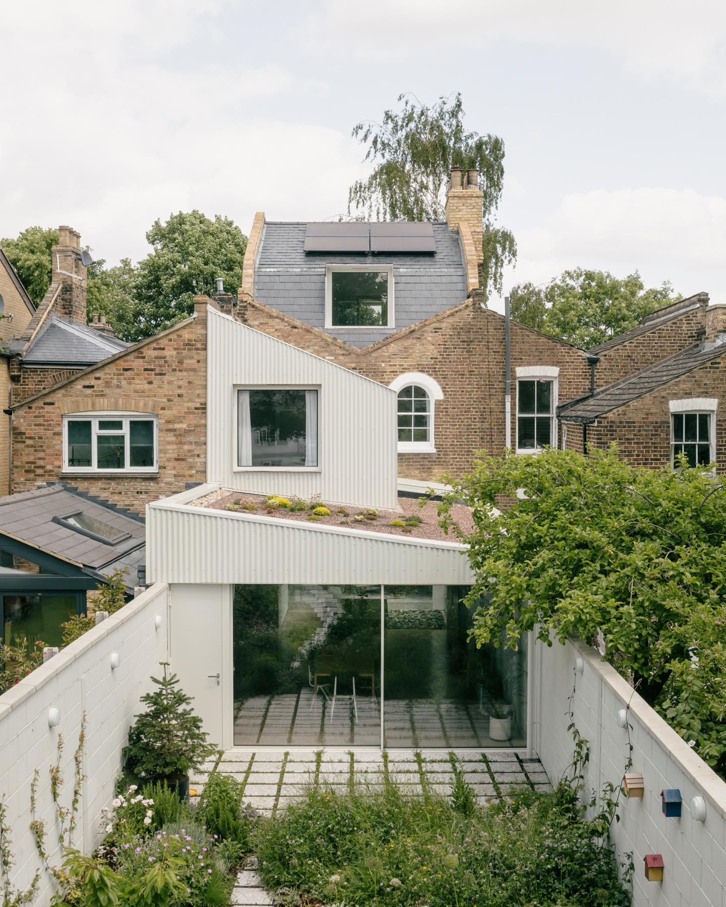 White Patio House - image 31