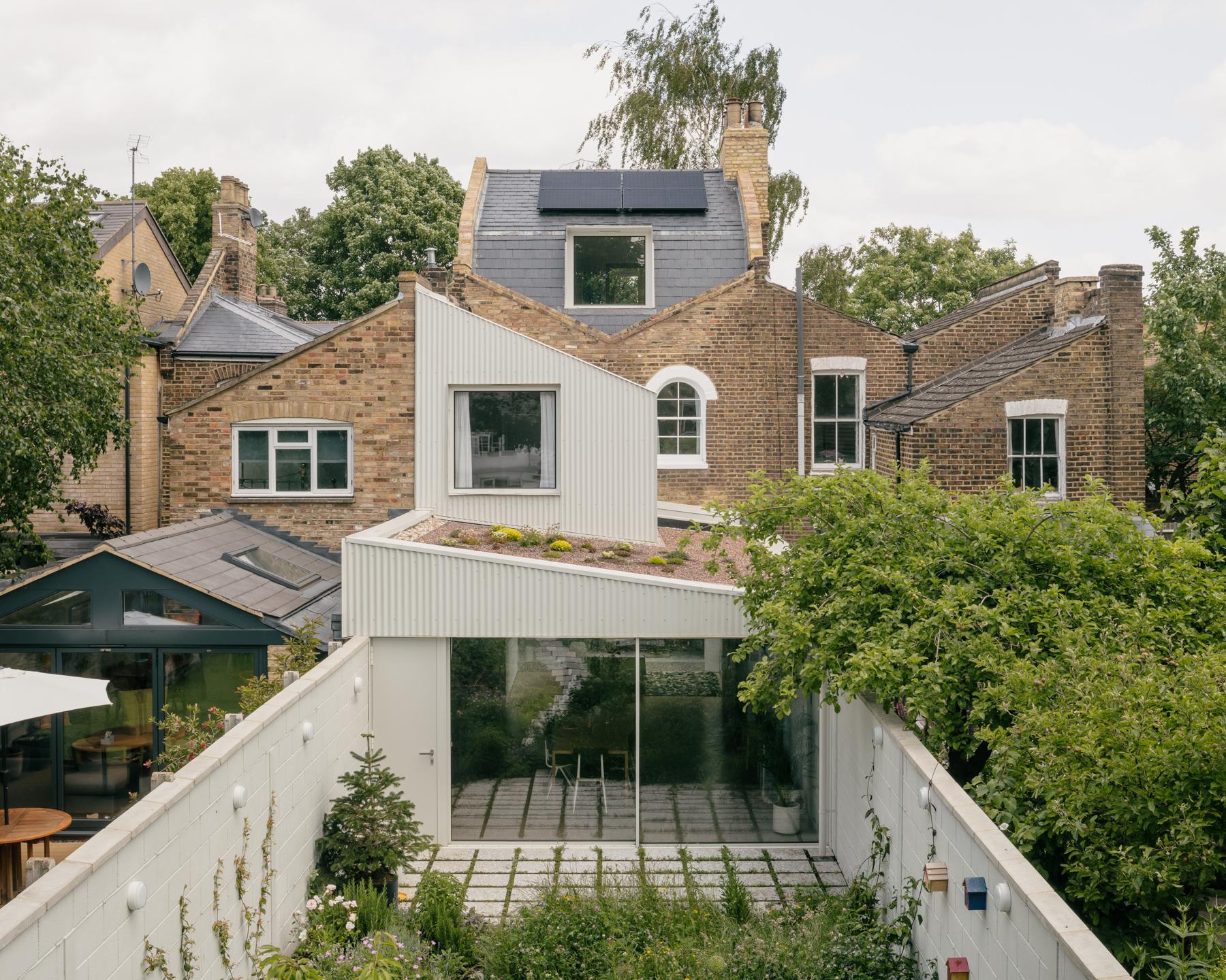 White Patio House - image 32