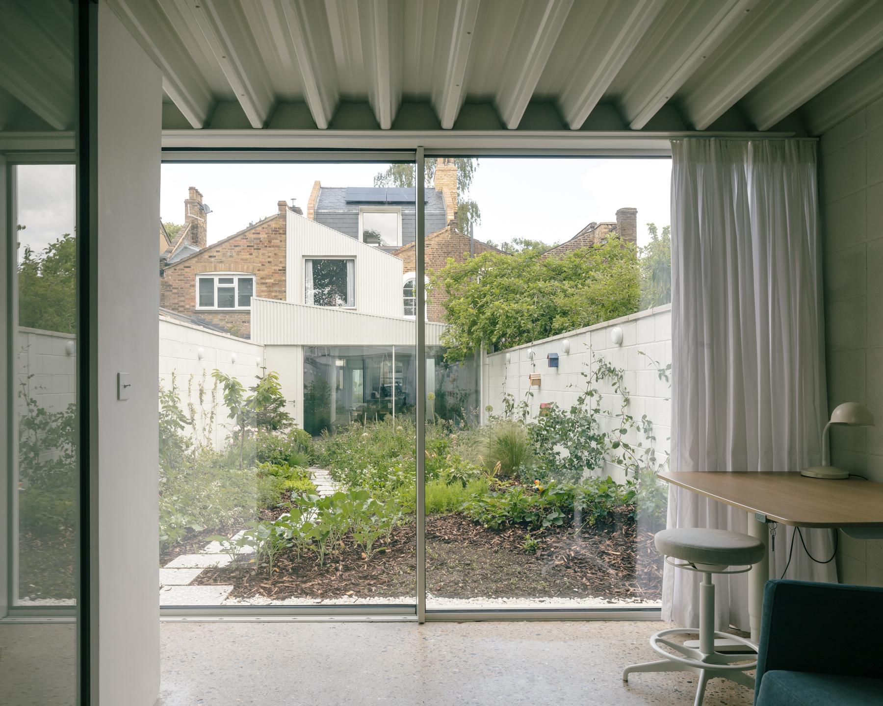 White Patio House - image 36