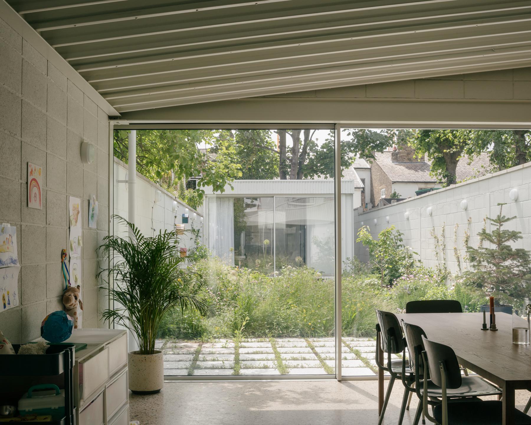 White Patio House - image 40