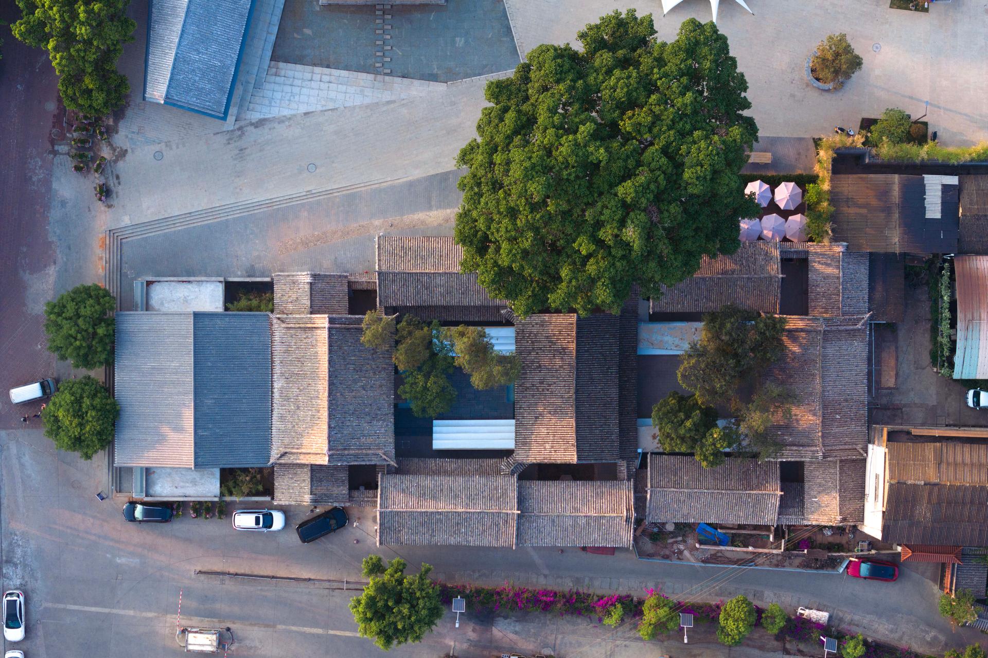 Weishan Chongzheng Academy Bookstore of Librairie Avant-Garde - image 5
