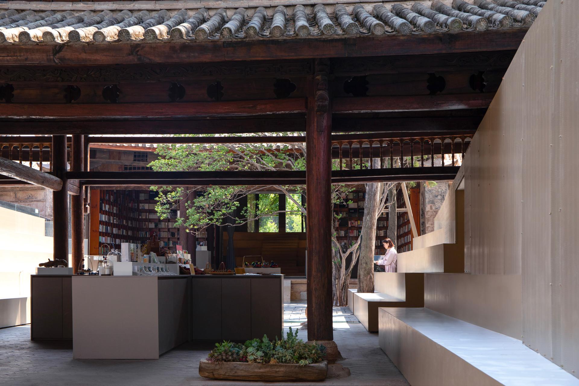 Weishan Chongzheng Academy Bookstore of Librairie Avant-Garde - image 17