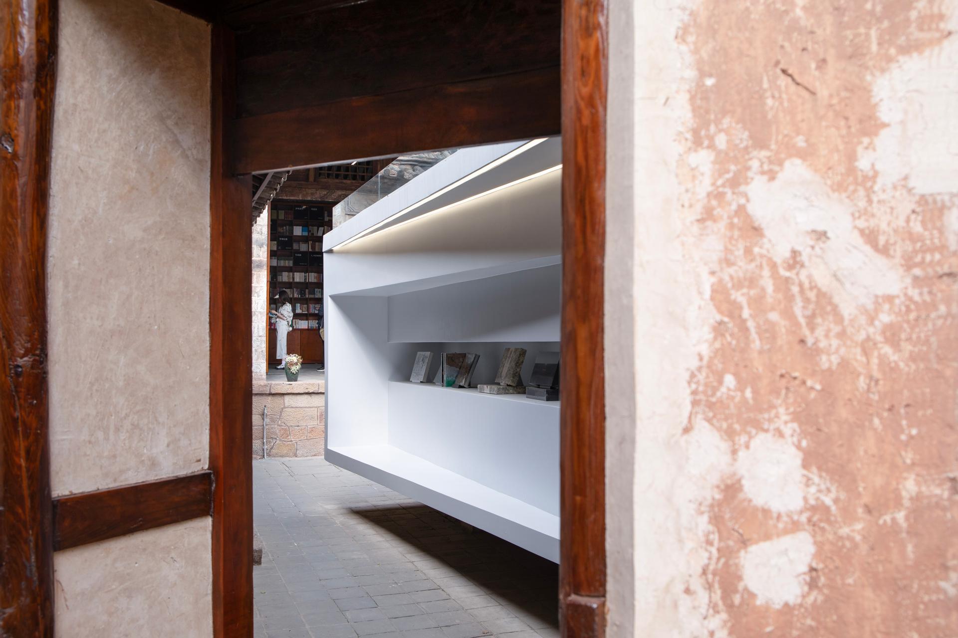 Weishan Chongzheng Academy Bookstore of Librairie Avant-Garde - image 21