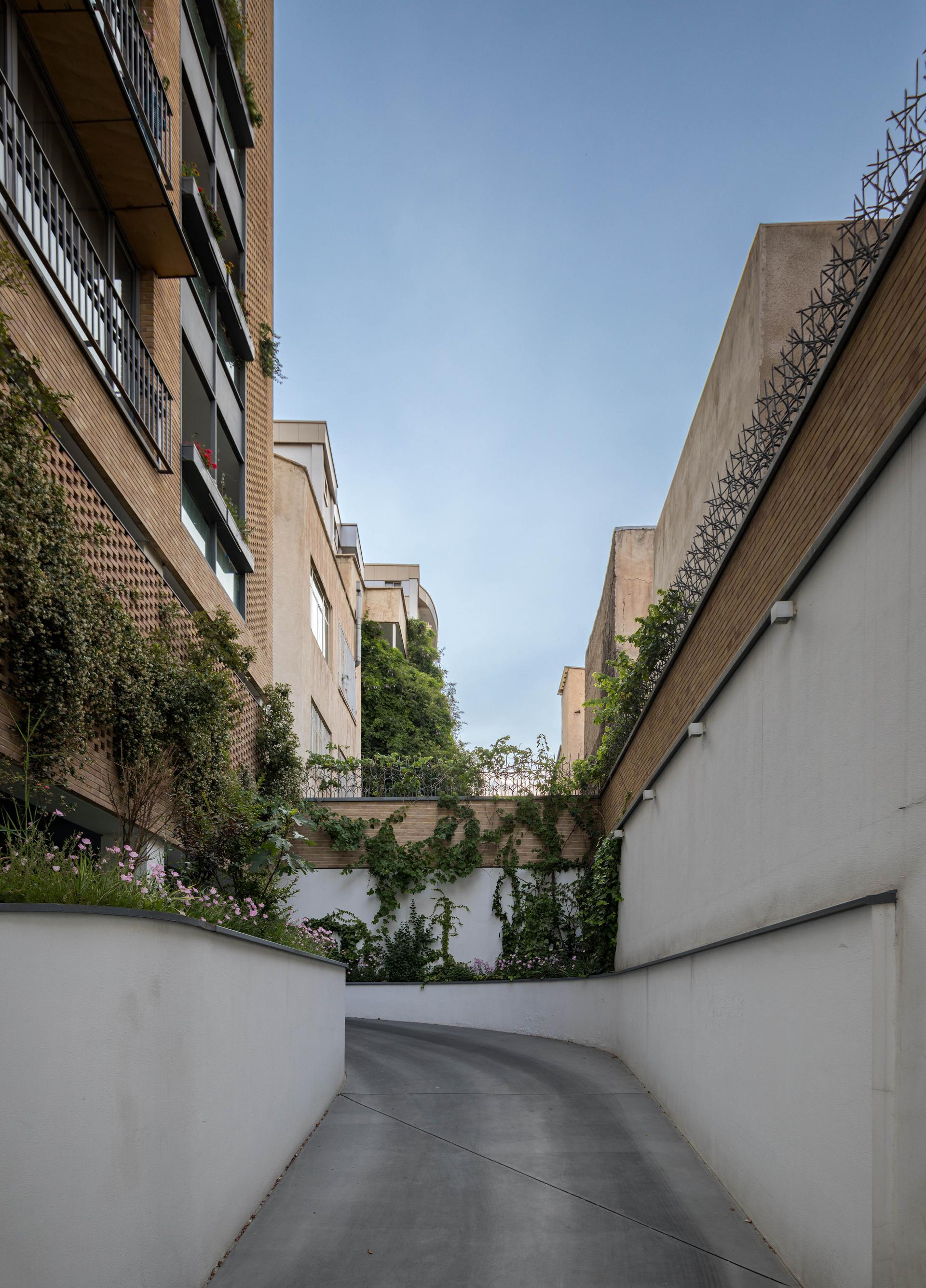 Peyvand Residential Building - image 16