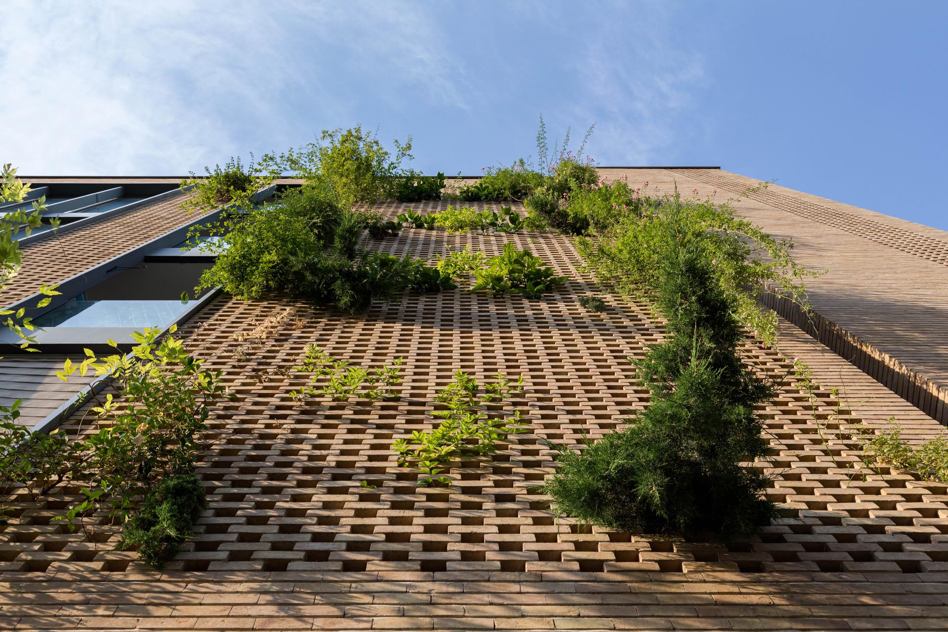 Peyvand Residential Building - image 2