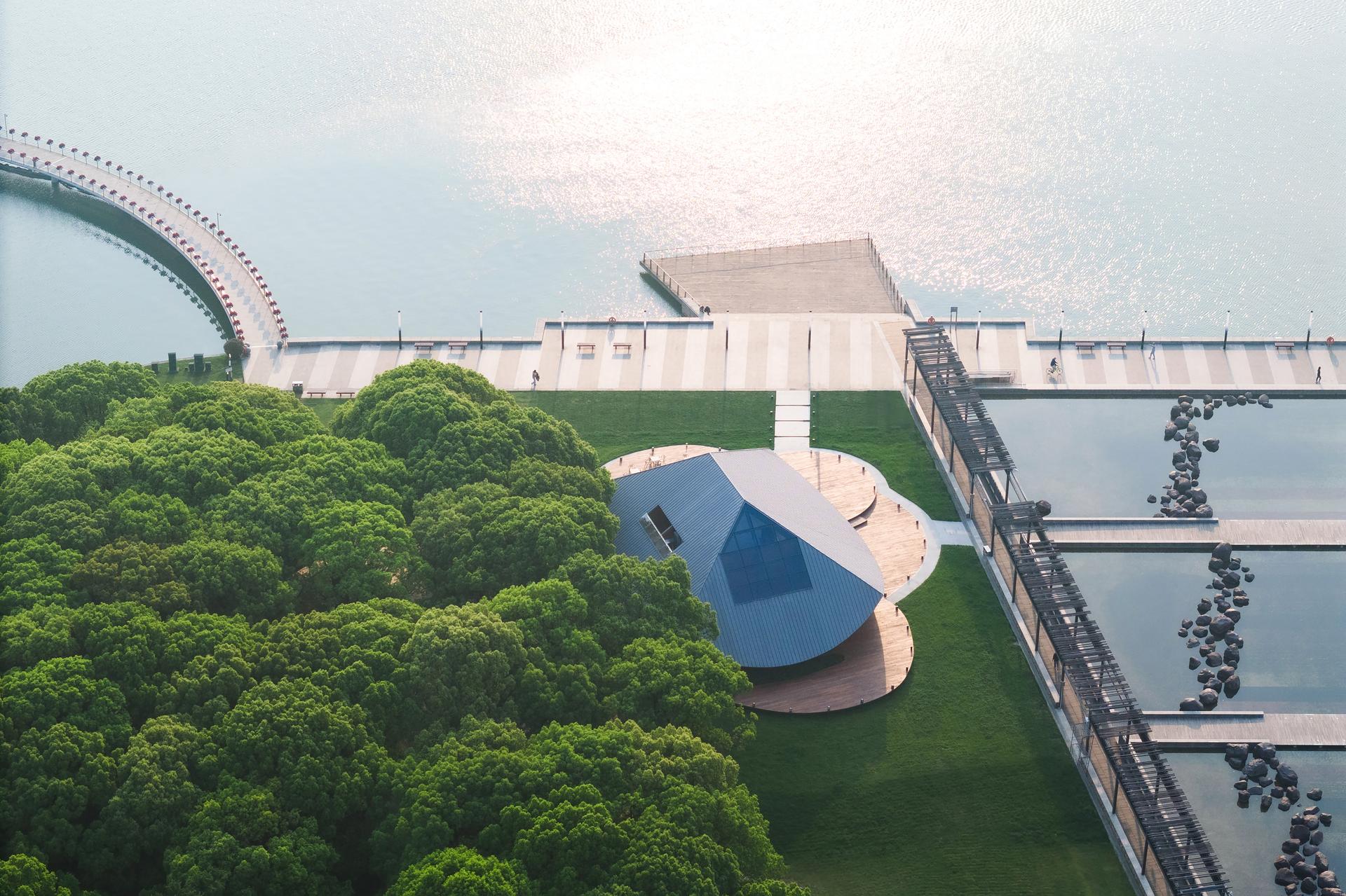 Jinji Lake Pavilion - image 3