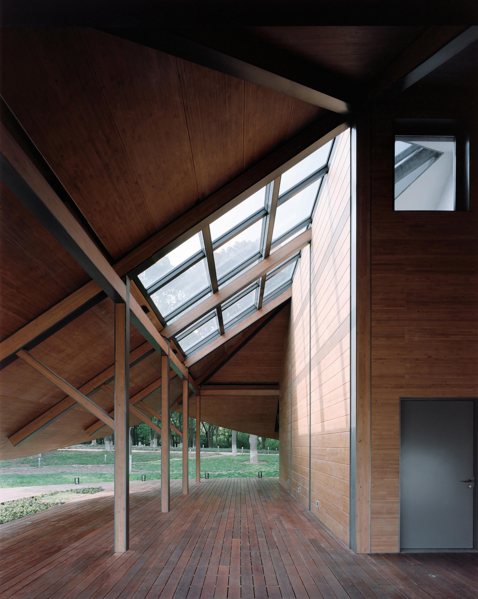 Jinji Lake Pavilion - image 8
