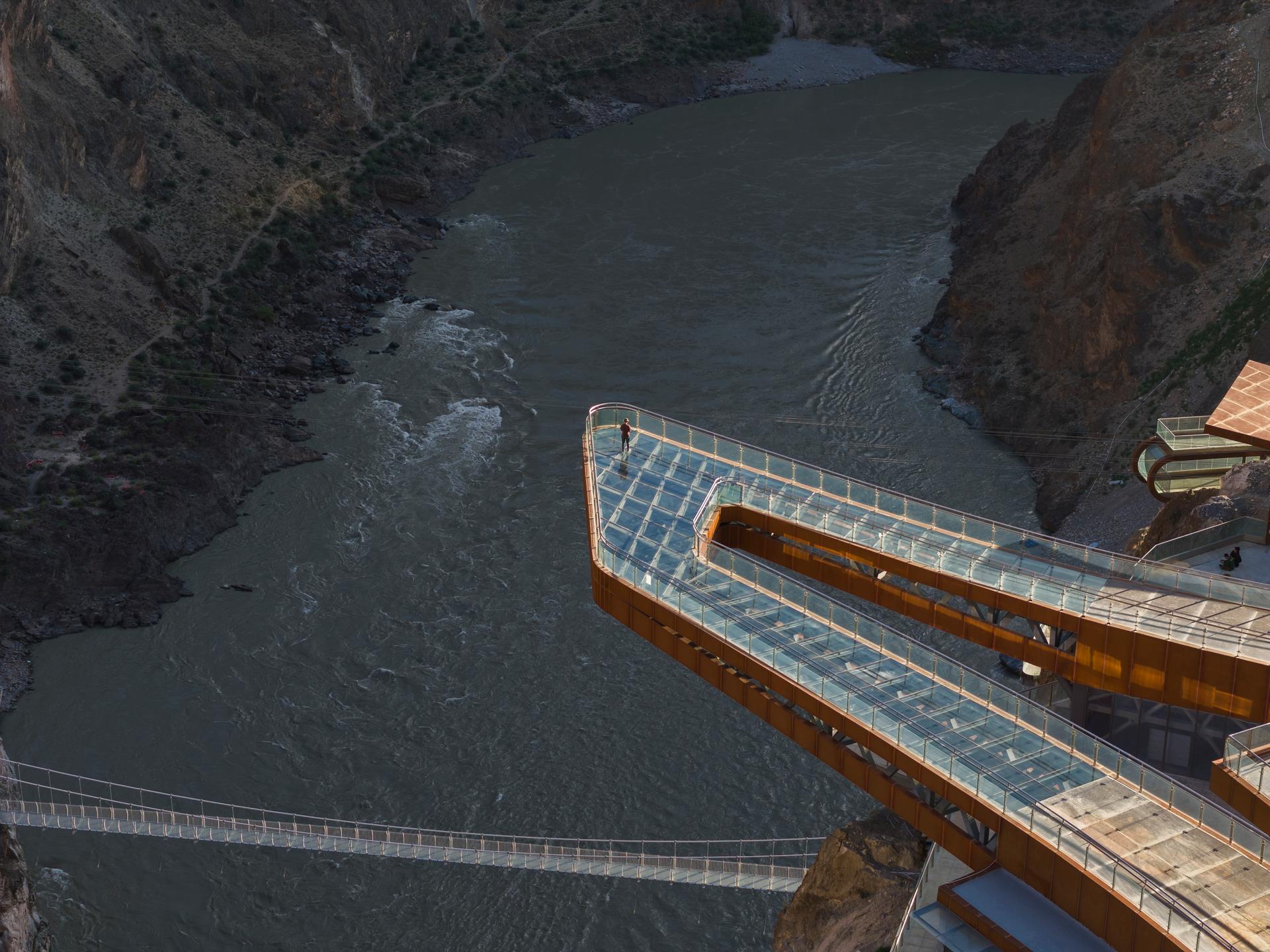 Nujiang River 72 Turns Canyon Scenic Area - image 3
