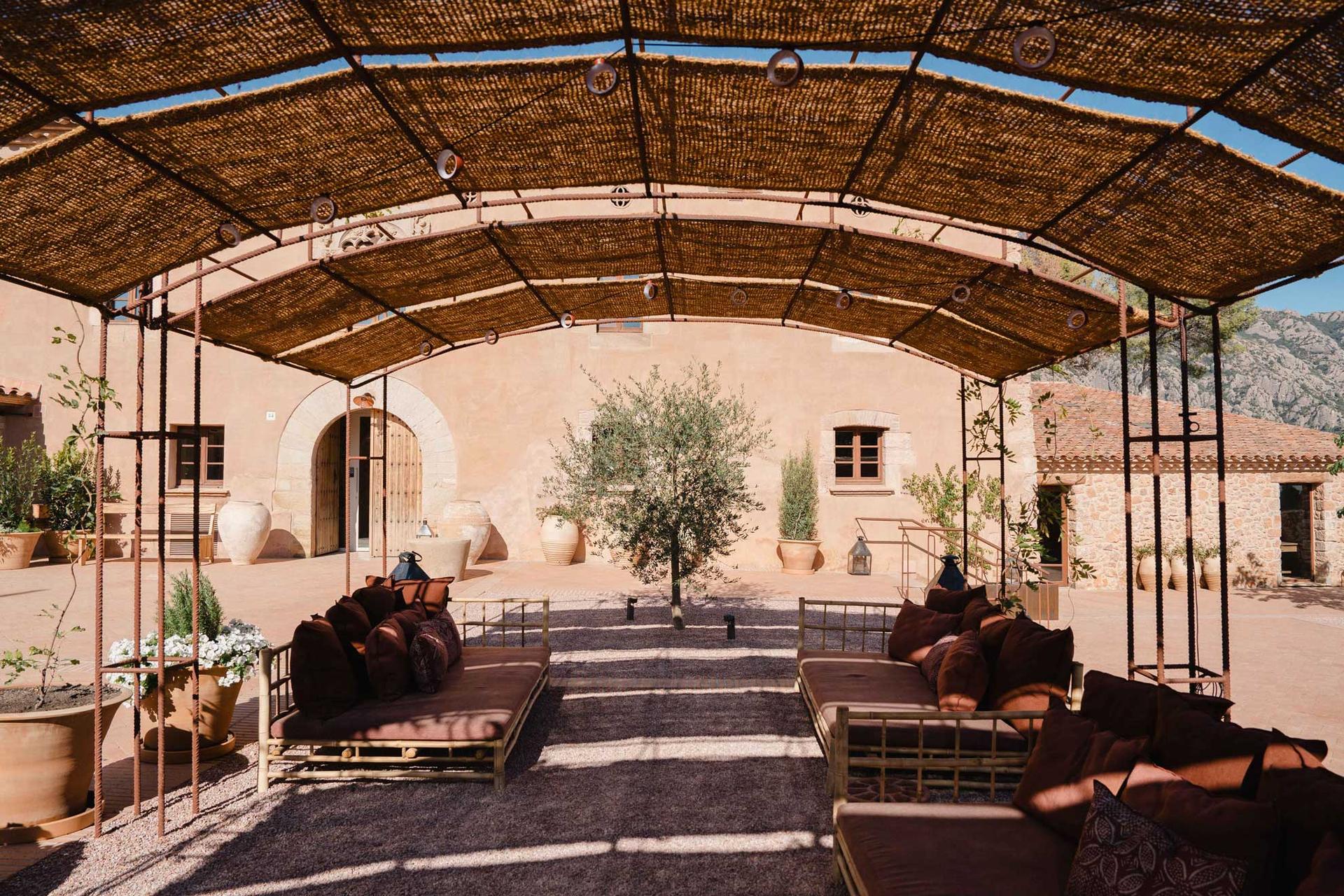 Hotel Masía Can Farrés. Restoring the links between architecture and landscape - image 3