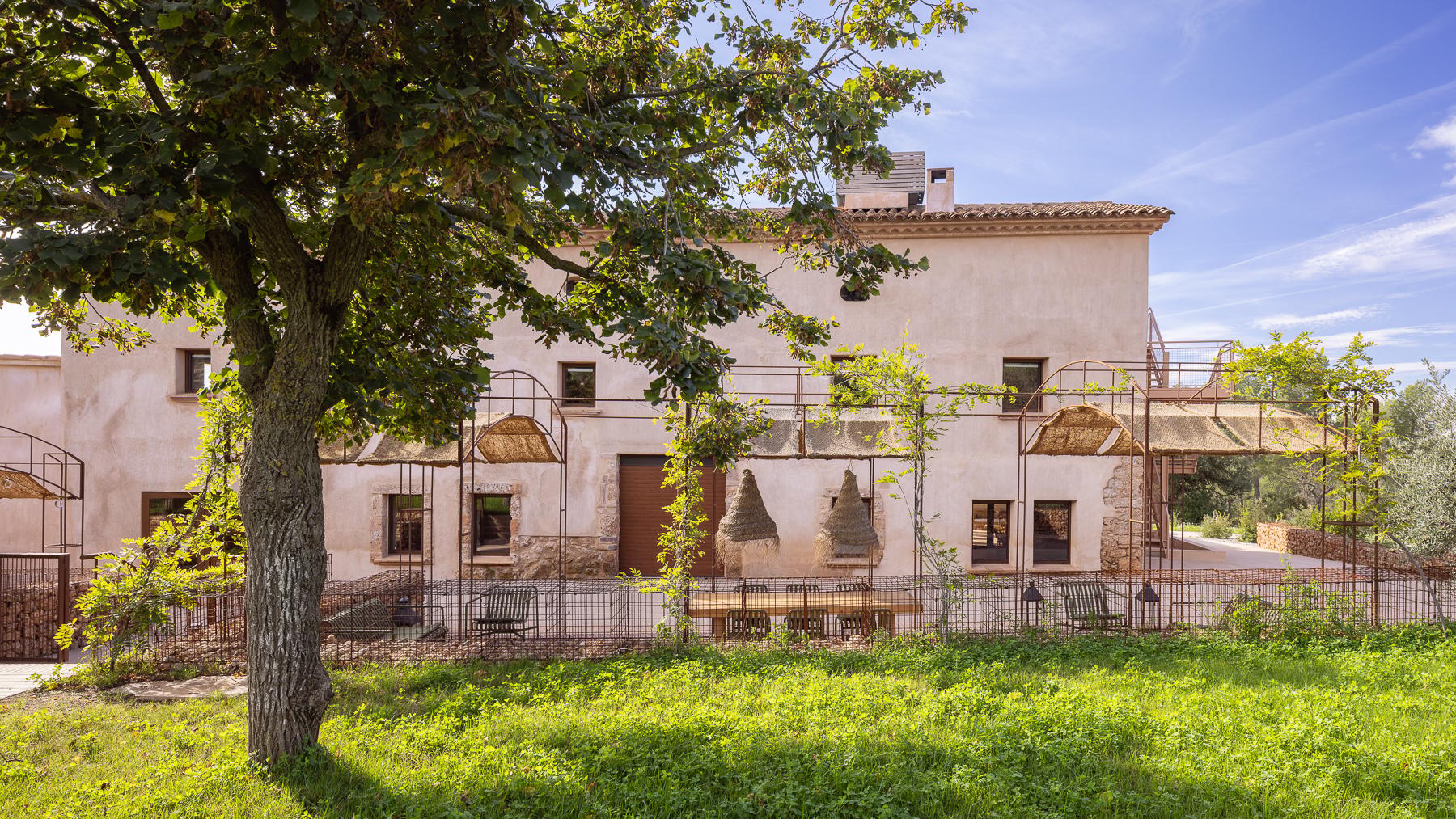 Hotel Masía Can Farrés. Restoring the links between architecture and landscape - image 2