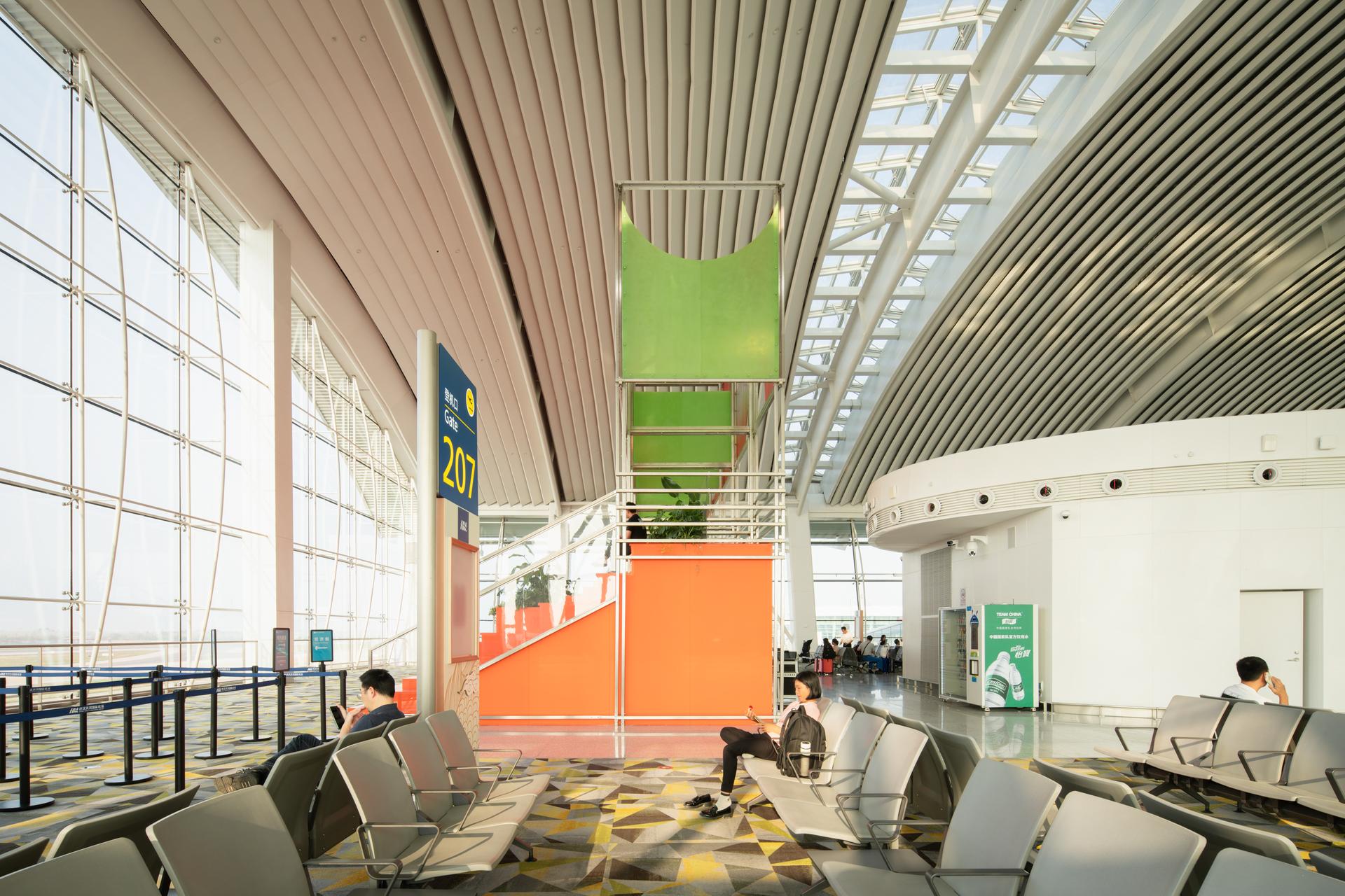 Design of kiosks and observation decks in Wuhan Tianhe Airport T2—Towards a light architecture - image 24