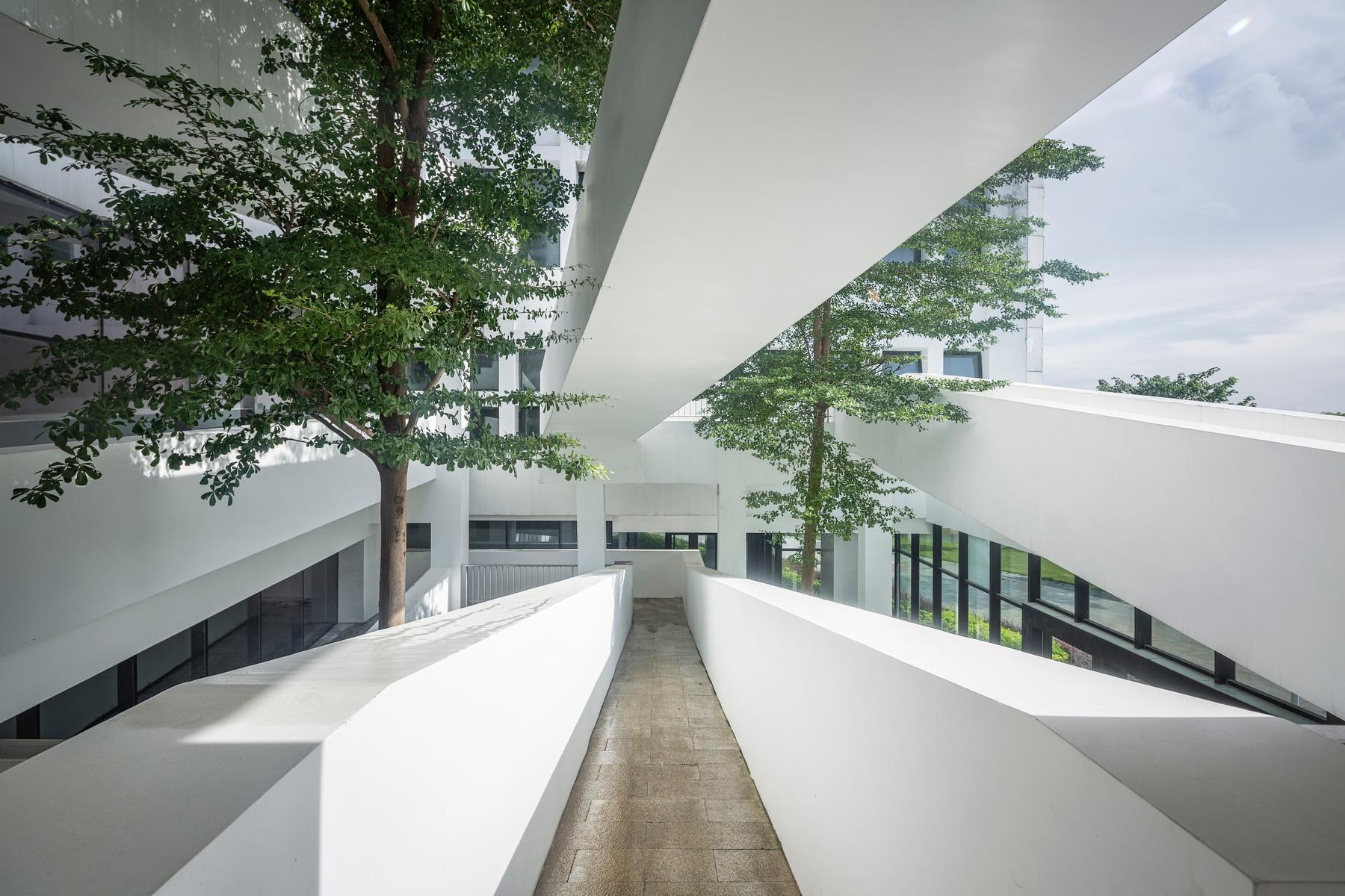 Library of Guangdong Vocational College of Hotel Management - image 10