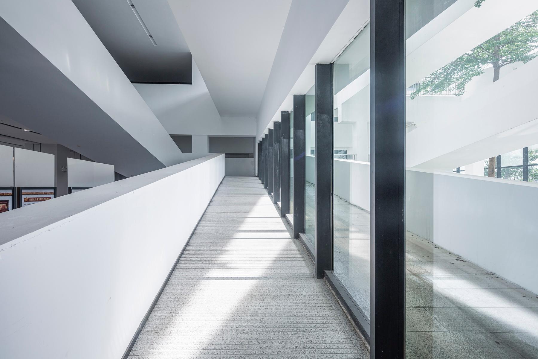 Library of Guangdong Vocational College of Hotel Management - image 12