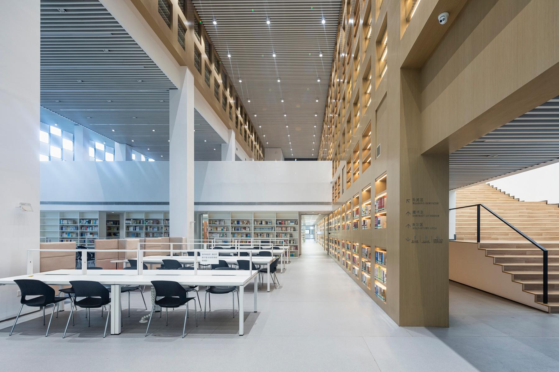 Library of Guangdong Vocational College of Hotel Management - image 16