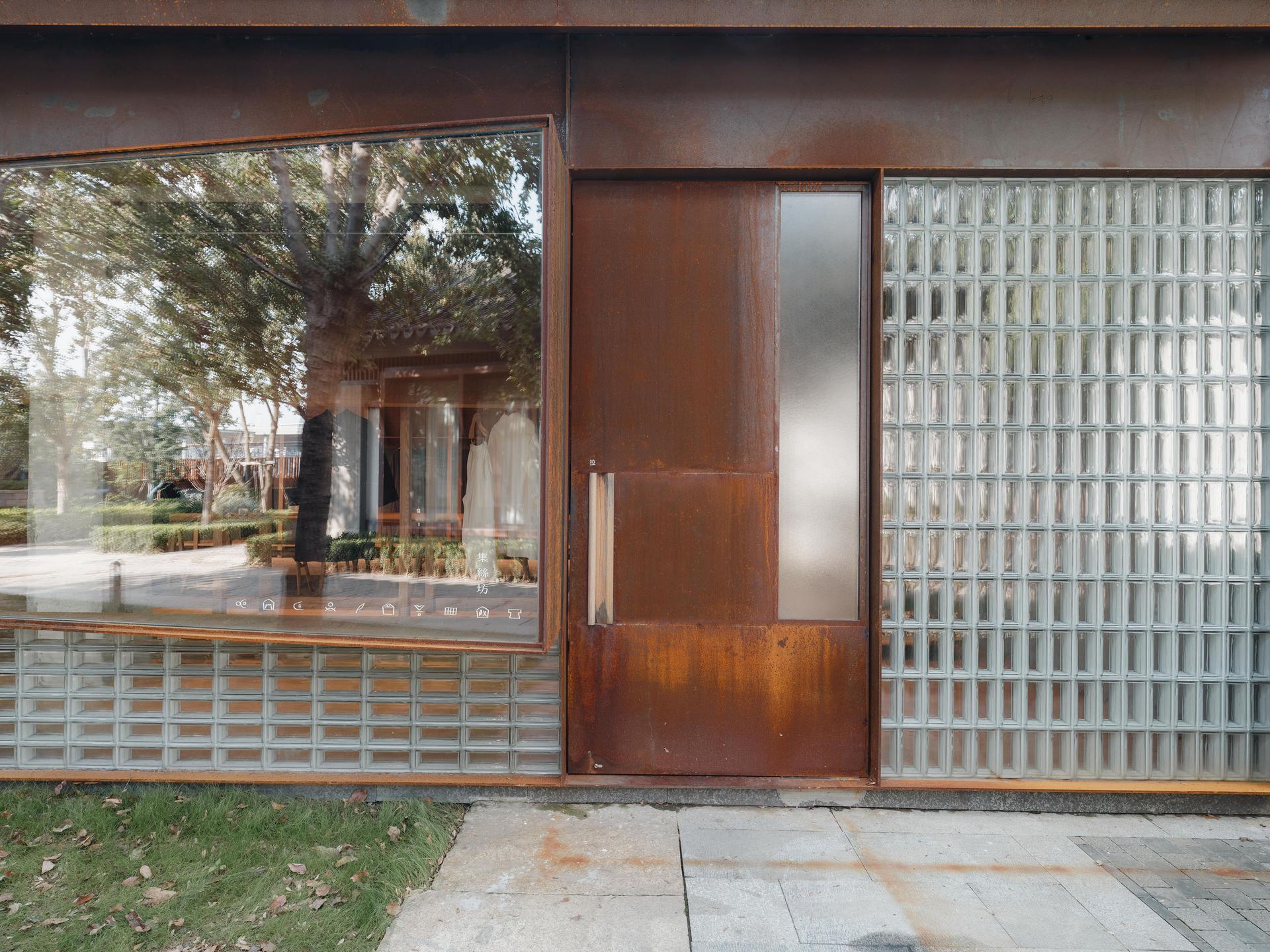 Inside/Outside: Jisifang & Woven Moonlight - image 2