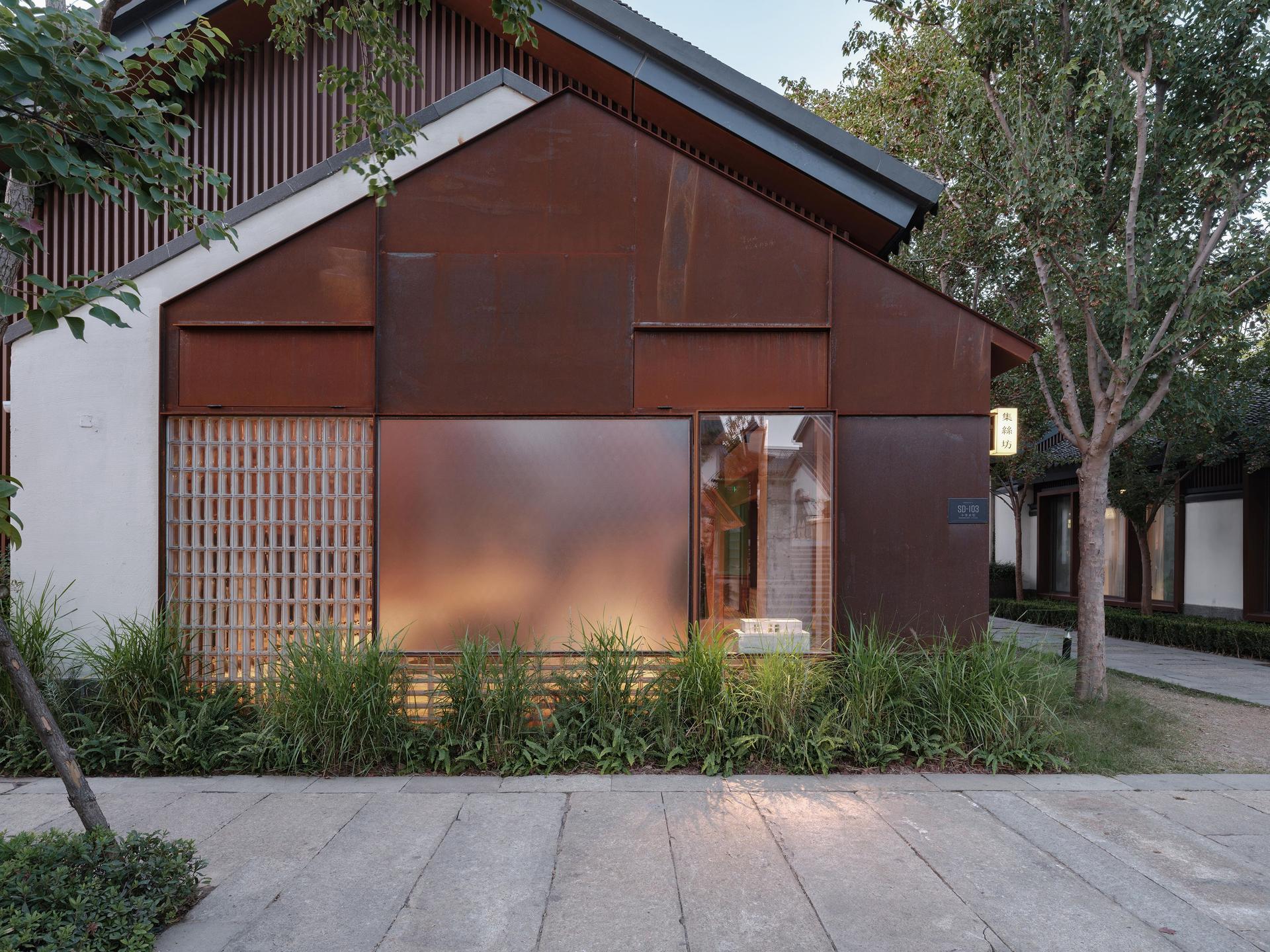 Inside/Outside: Jisifang & Woven Moonlight - image 8