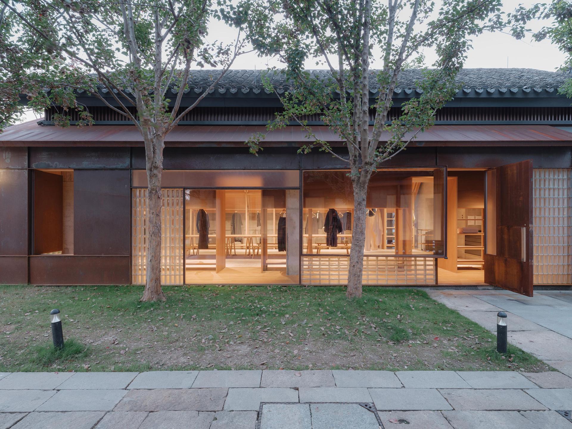 Inside/Outside: Jisifang & Woven Moonlight - image 9