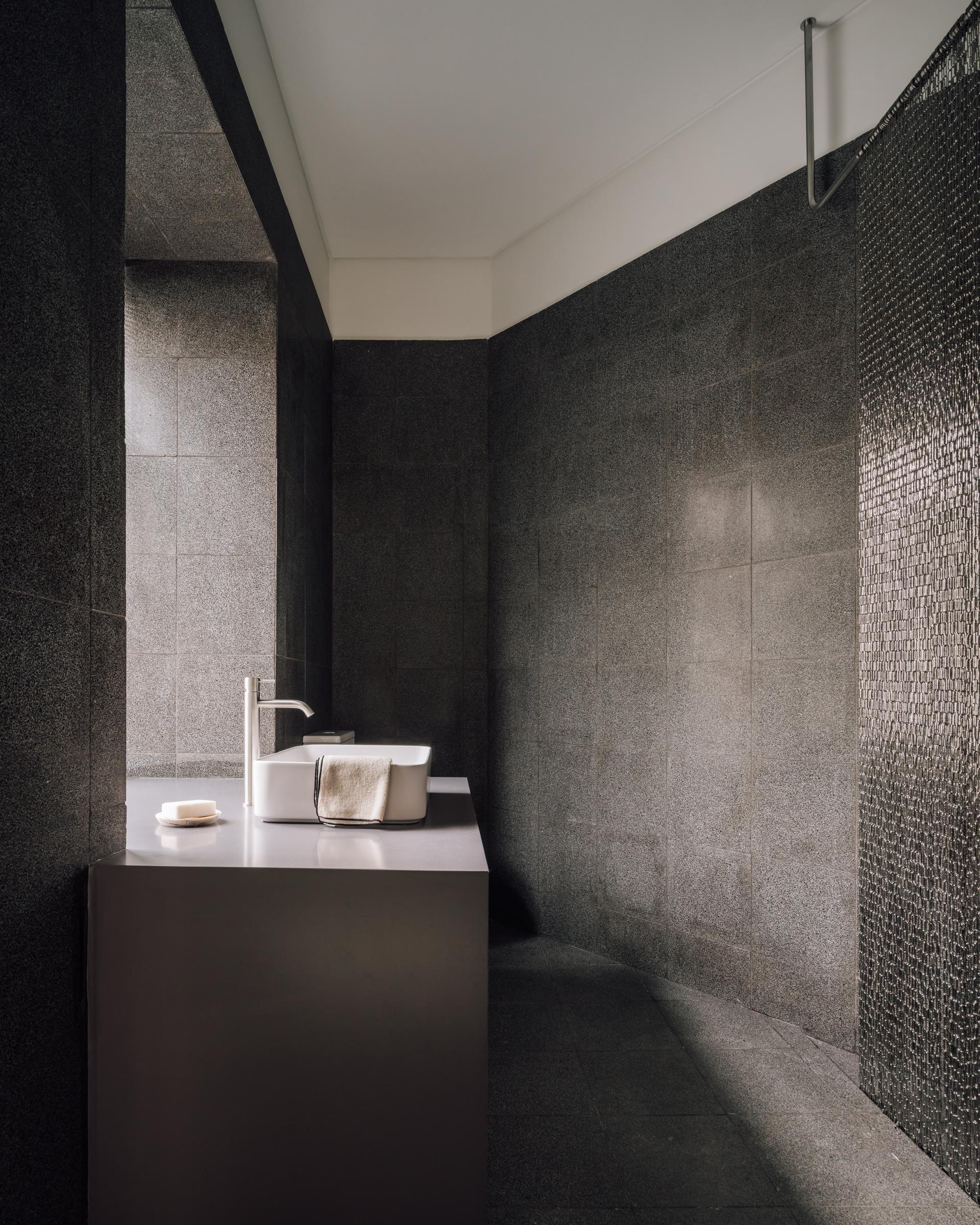Lisbon pied-à-terre - image 11