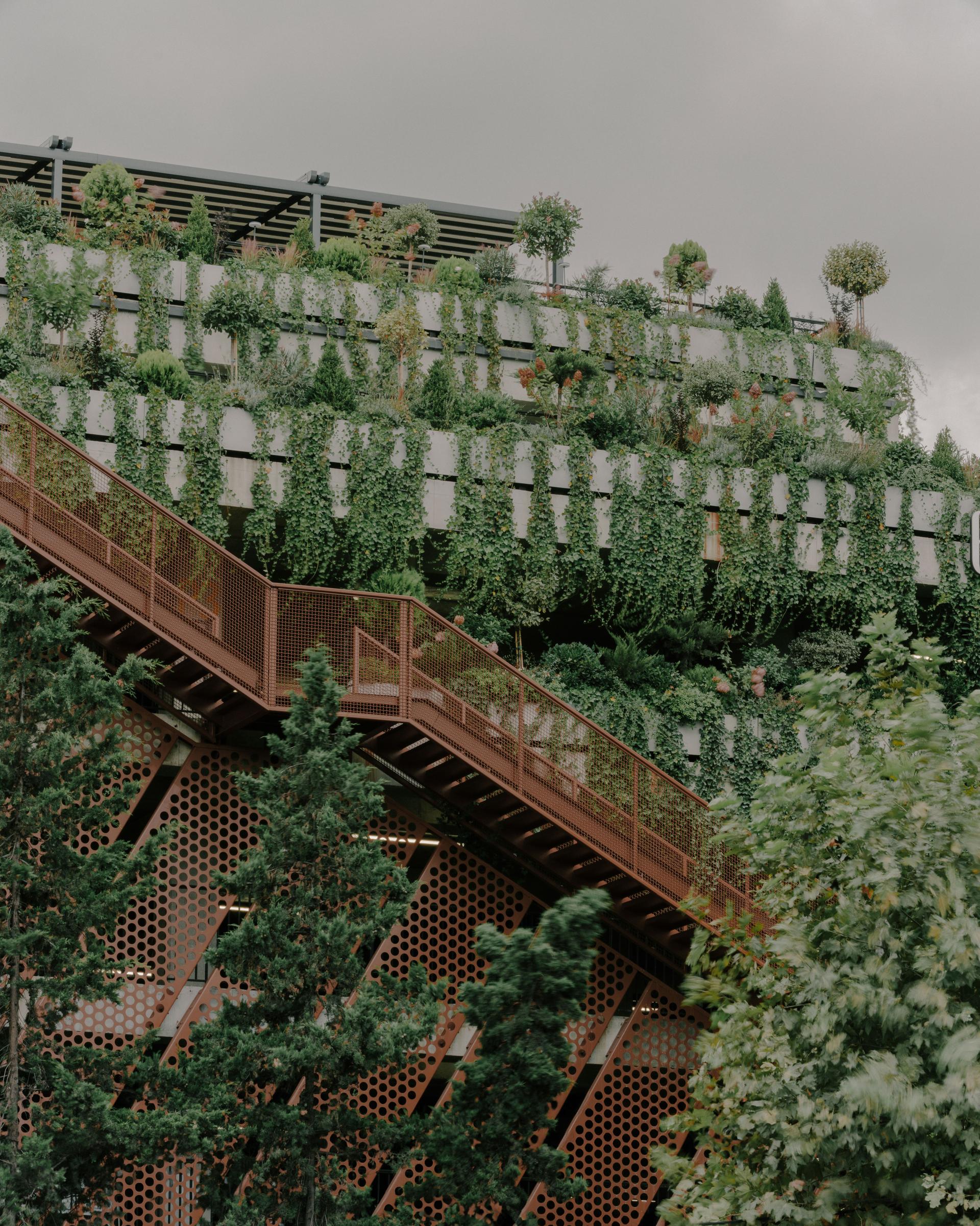 Multifunctional Landmark on the Riverbank - image 14