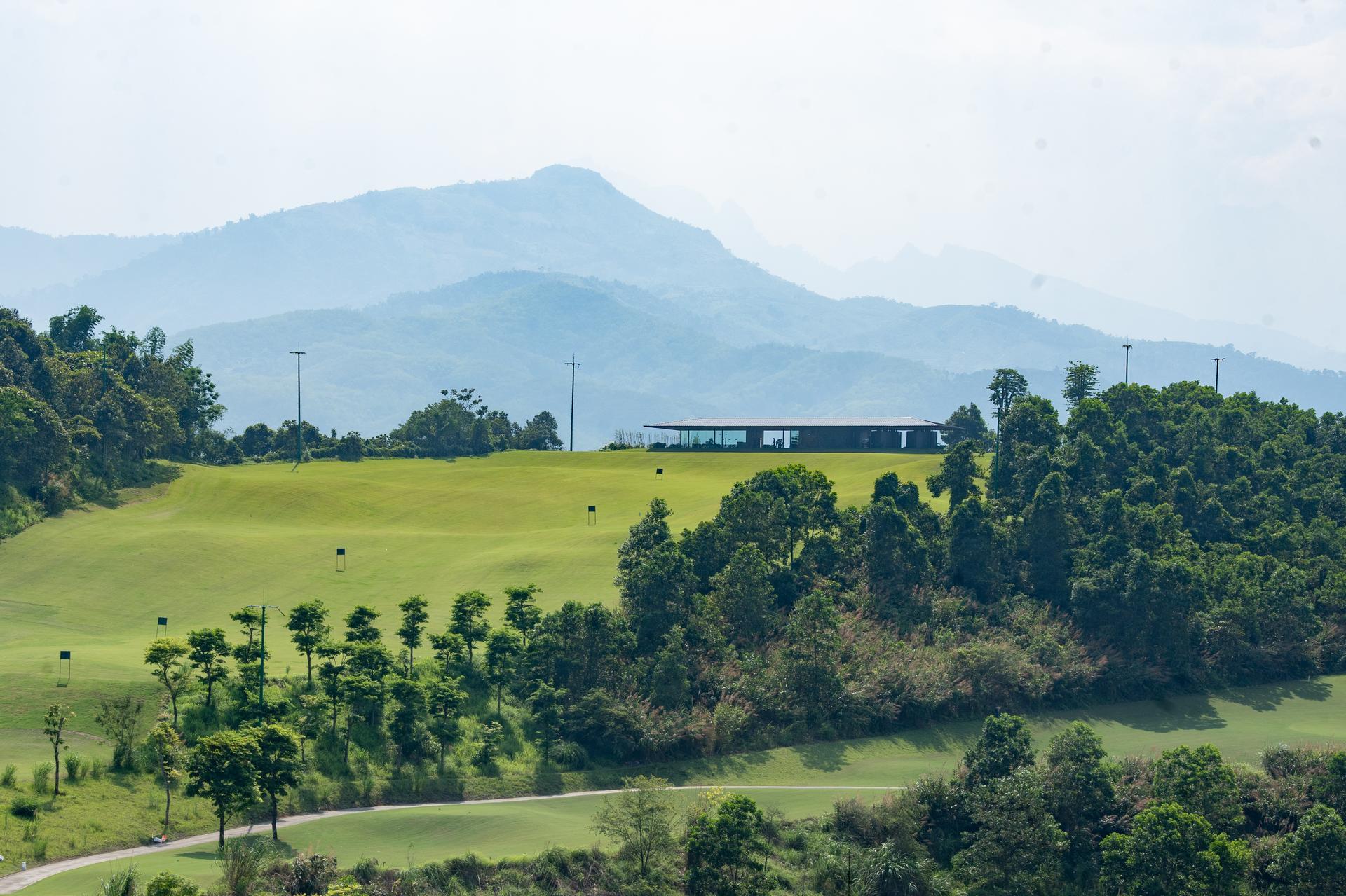 "The Indigo" Driving Range - image 17