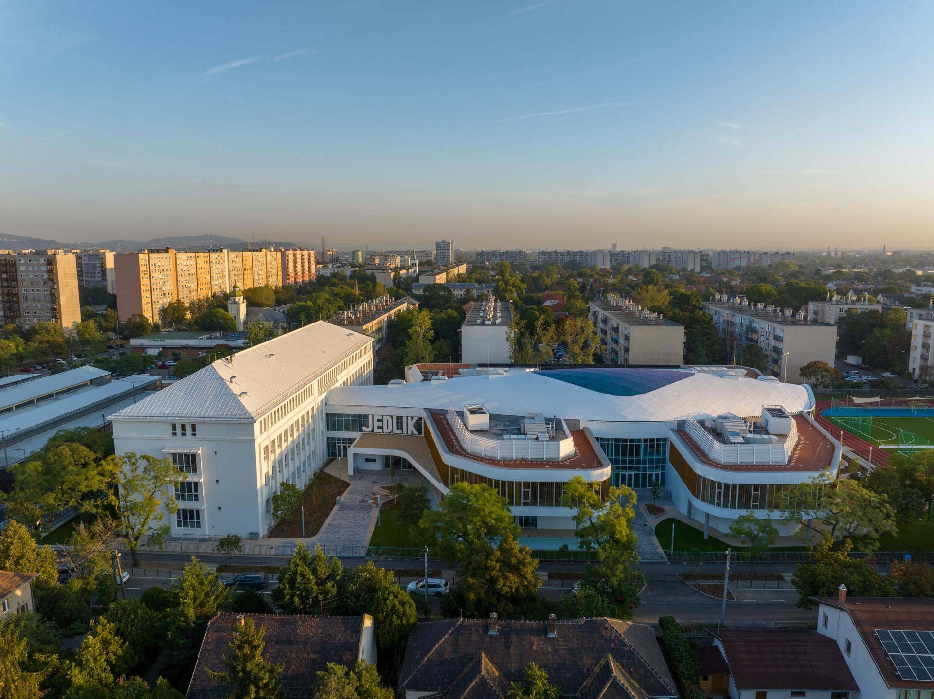Jedlik Ányos High School - image 4