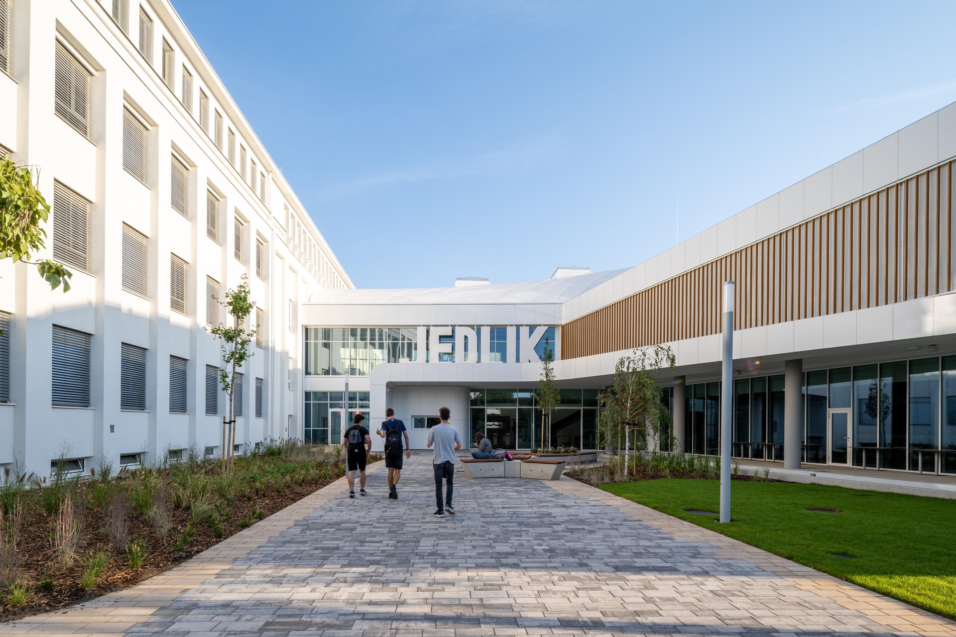 Jedlik Ányos High School - image 9