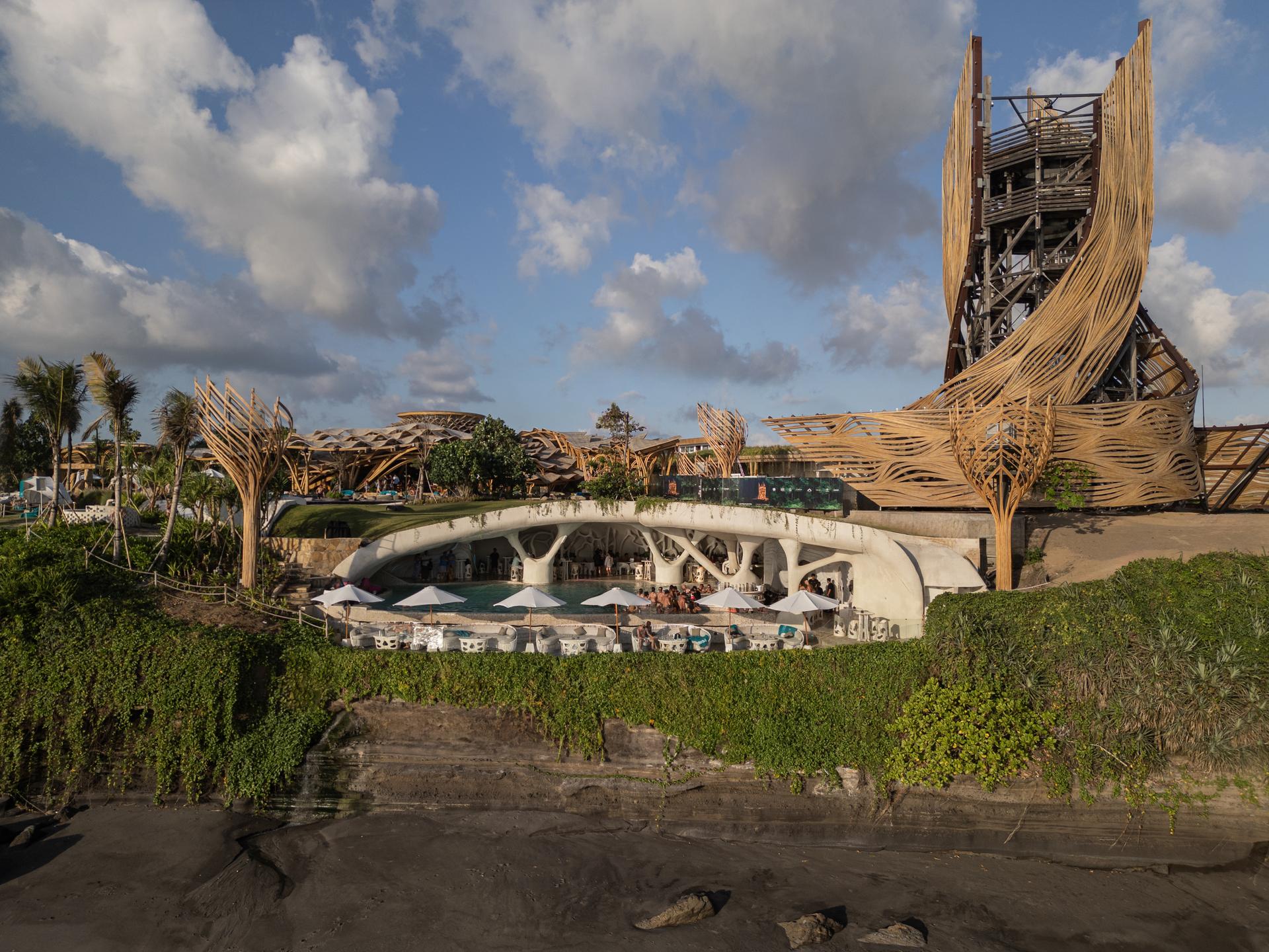 Luna Beach Club - image 6