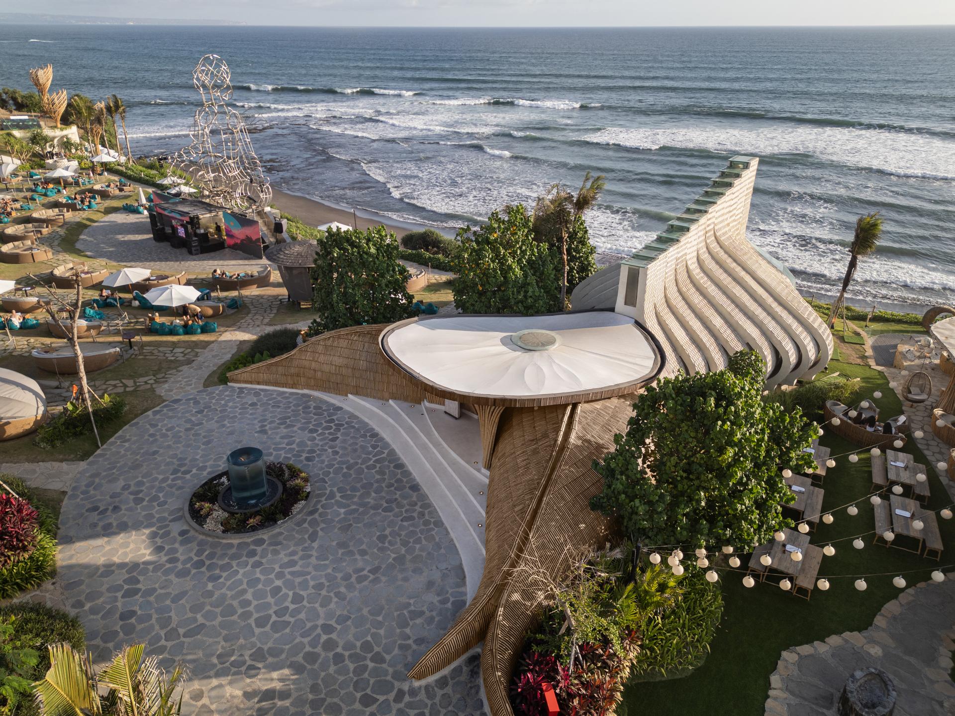 Luna Beach Club - image 9