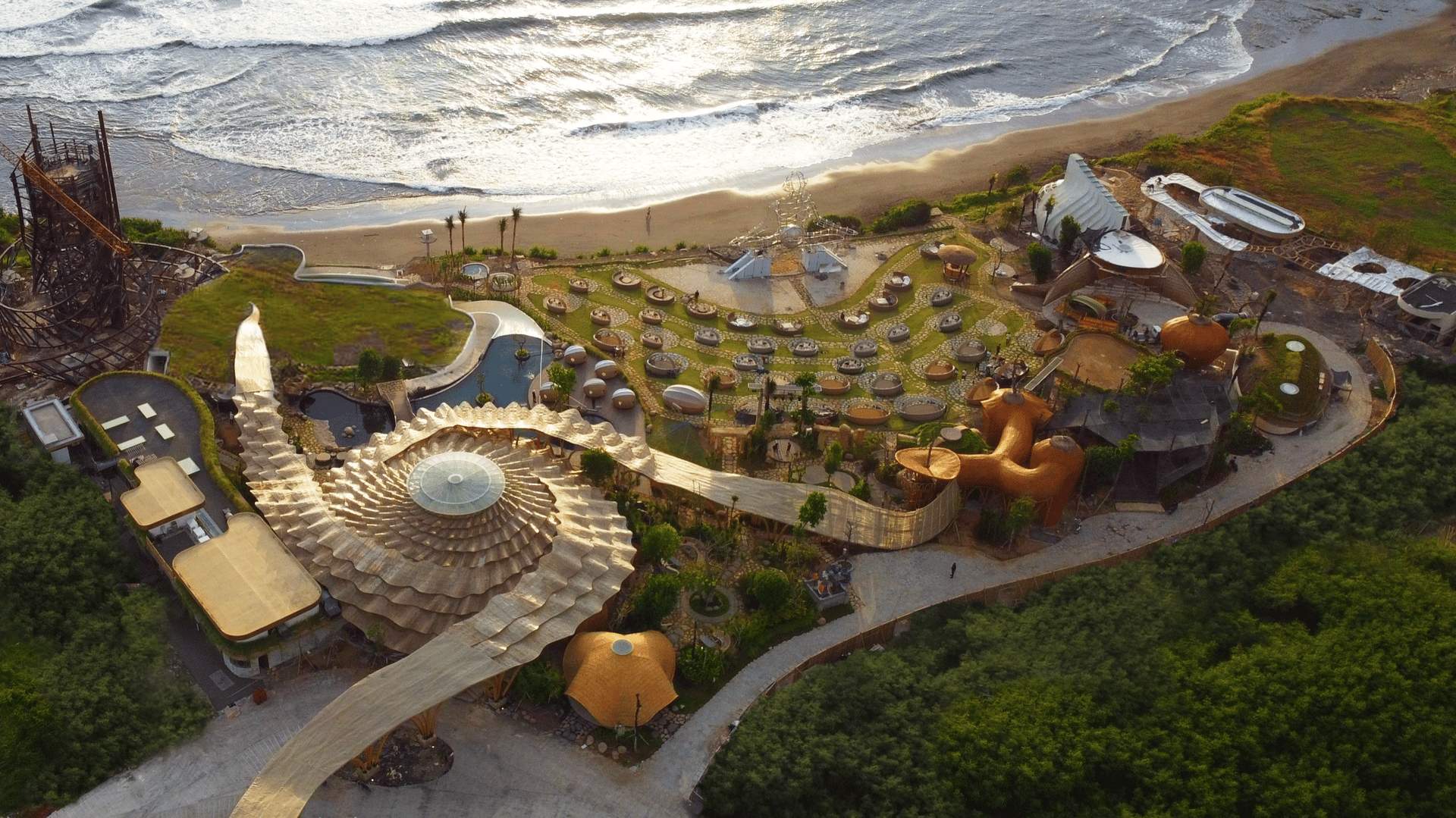 Luna Beach Club - image 19