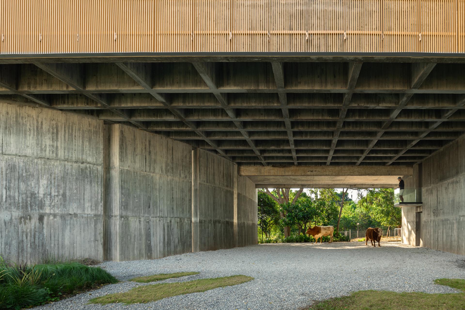 W HOUSE II - image 10