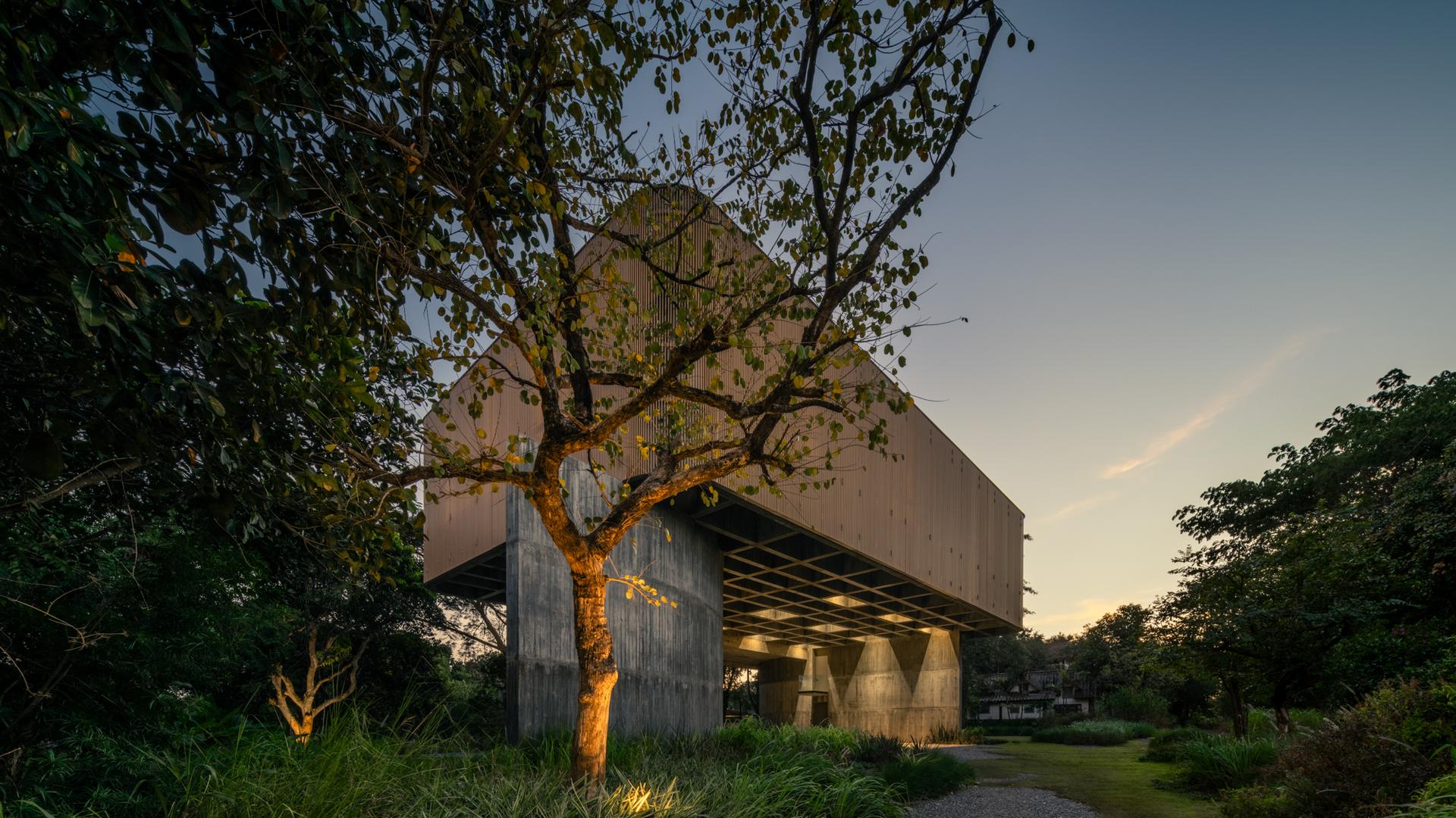 W HOUSE II - image 4