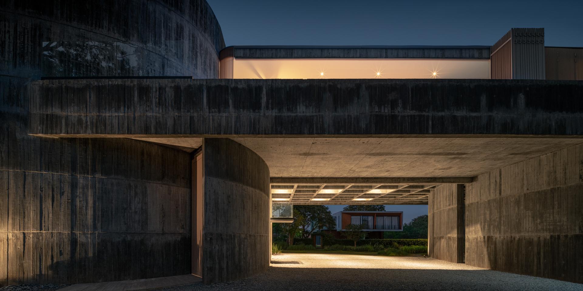 W HOUSE II - image 15